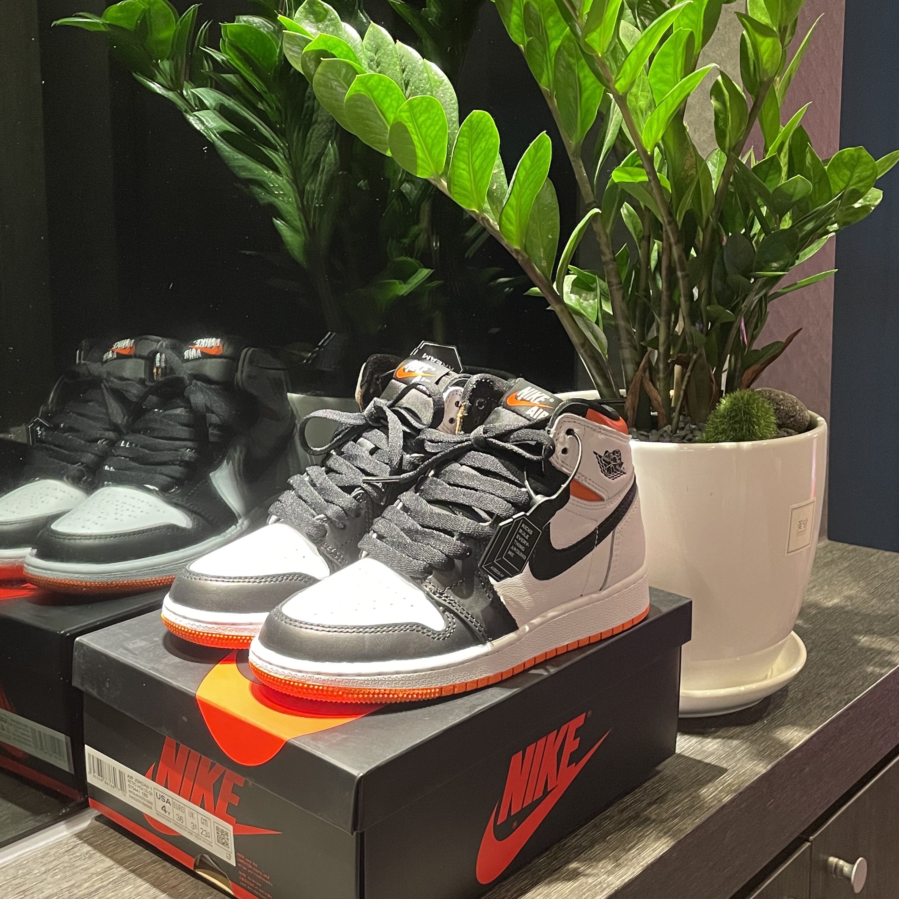 (GS) Jordan 1 Retro High OG Electro Orange 착용 스타일