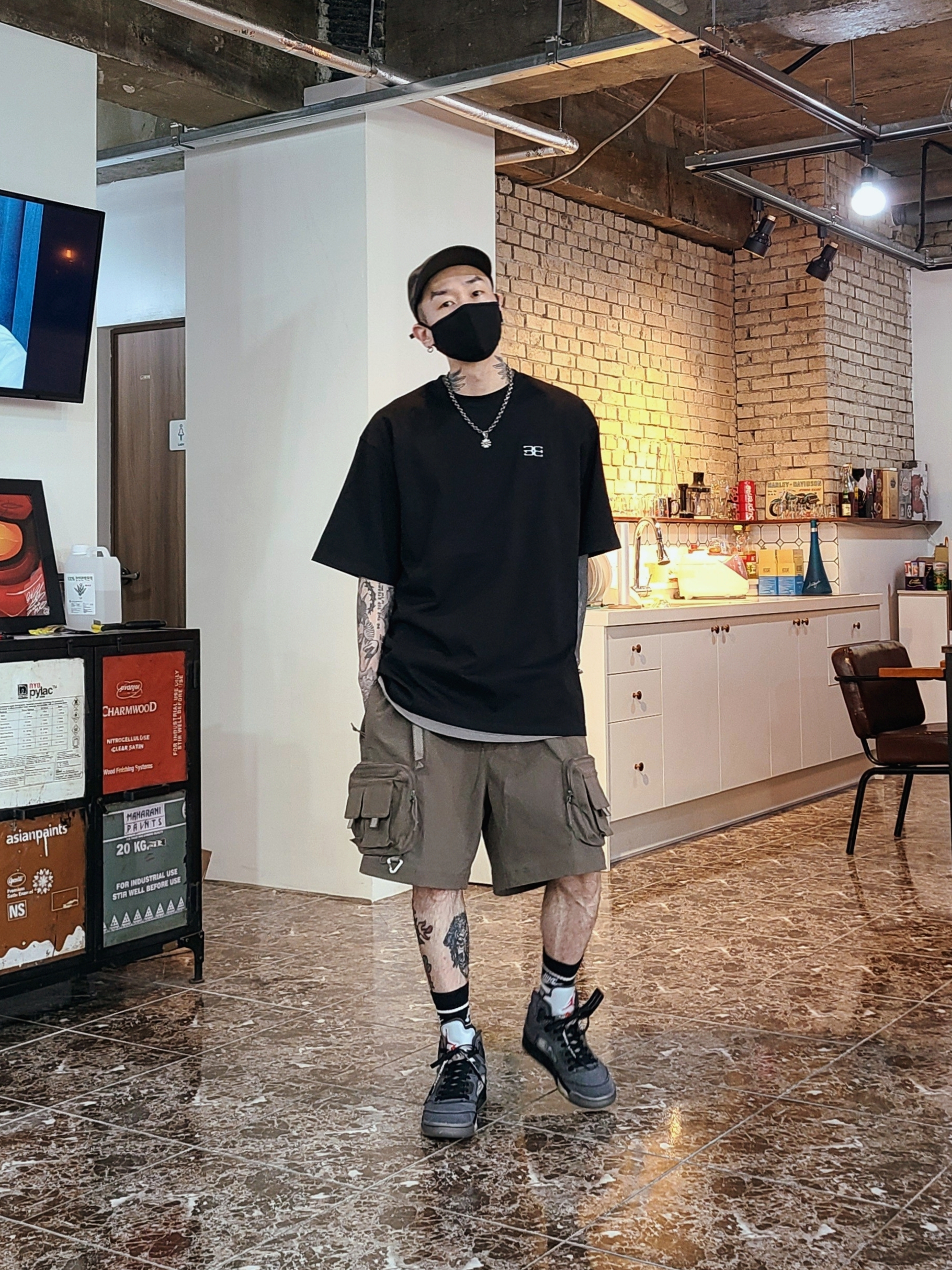Nike ACG Cargo Shorts Ironstone - Asia, Jordan 5 x Off-White Retro SP Black Muslin 착용 스타일