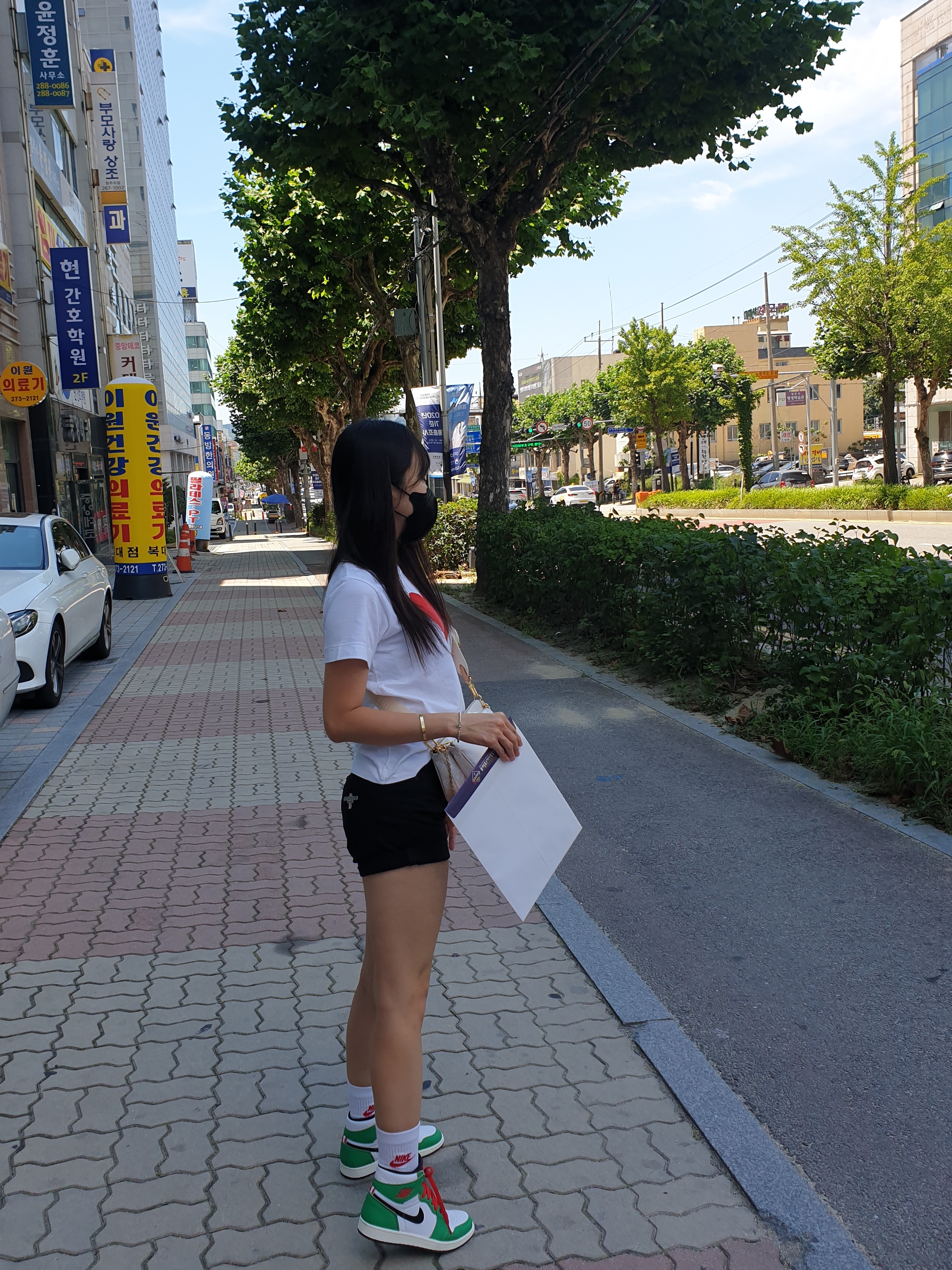 (W) Jordan 1 Retro High OG Lucky Green, (W) Play Comme des Garcons Red Heart T-Shirt White 착용 스타일 - 3