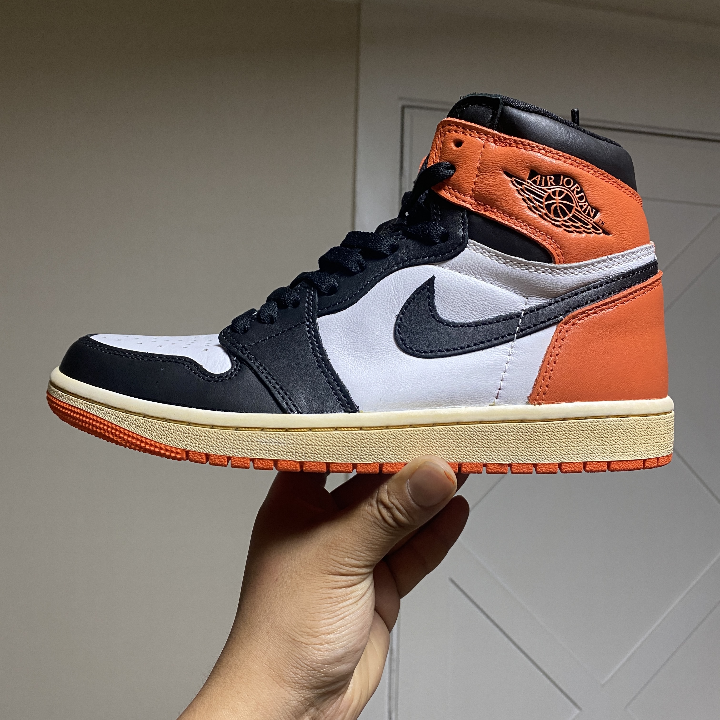 Jordan 1 Retro High OG Electro Orange 착용 스타일 - 1