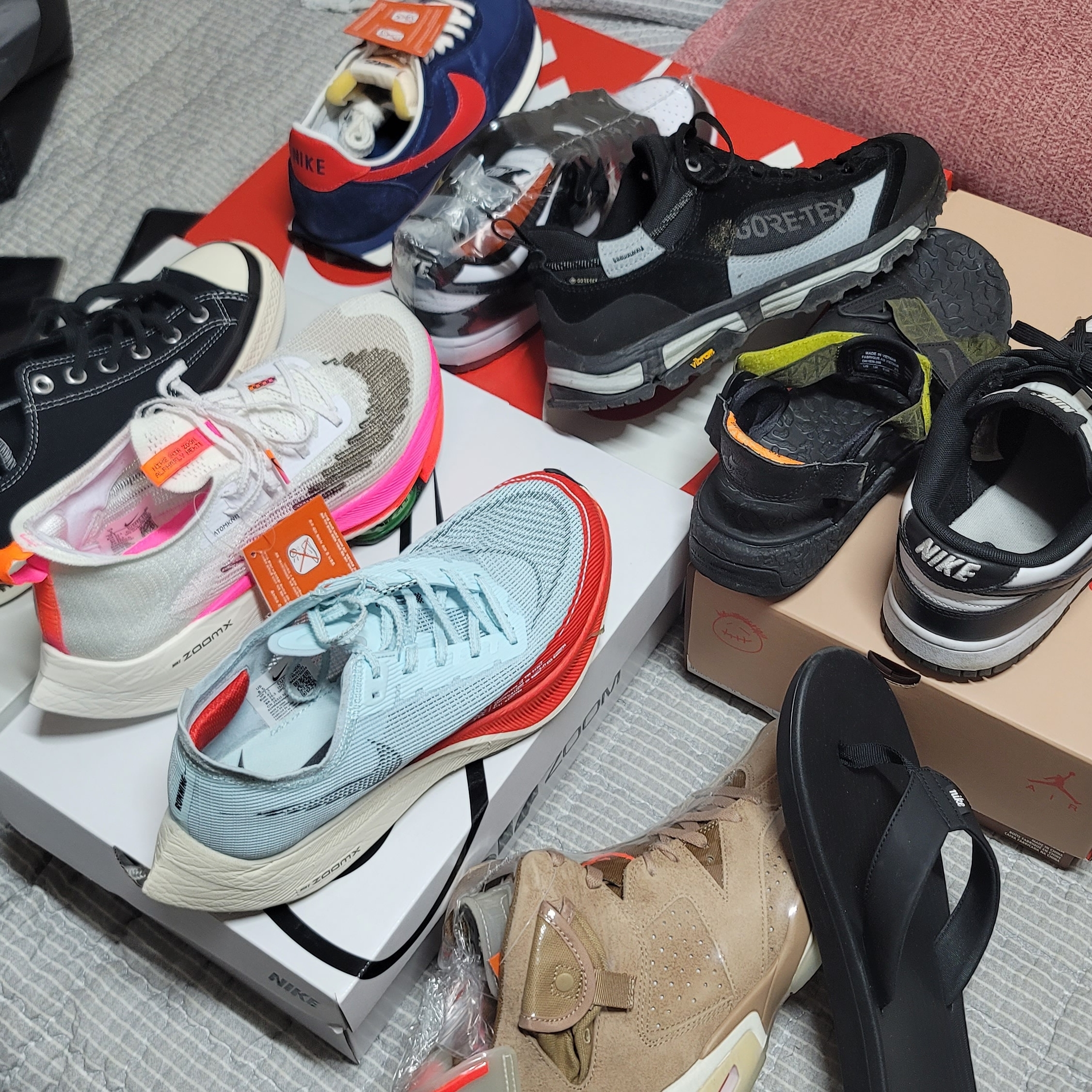 Converse x Moncler x Fragment Chuck 70 Ox Fraylor III Black, Nike ZoomX Vaporfly Next% 2 Glacier Blue 착용 스타일