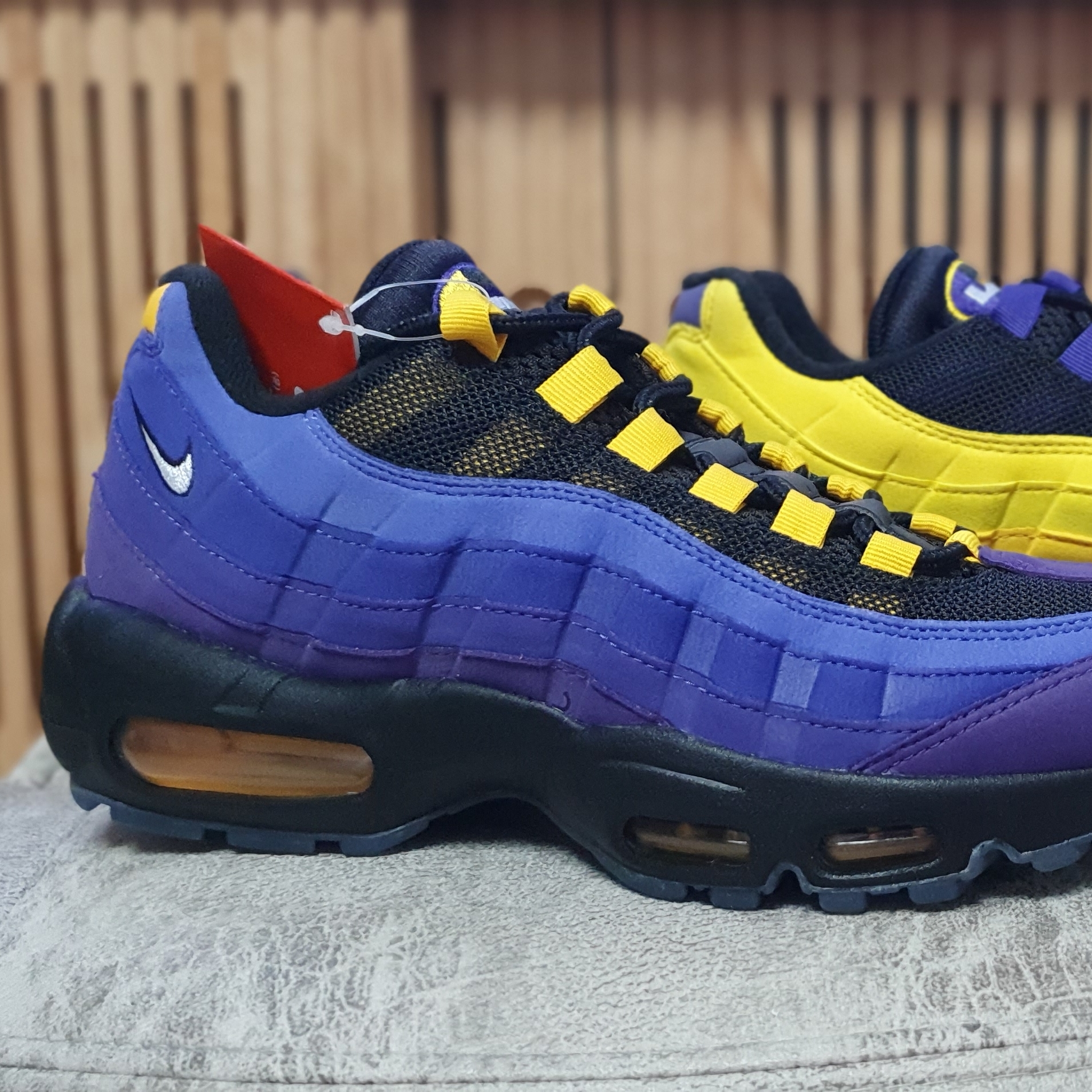 Nike Air Max 95 NRG LeBron Lakers Home Team 착용 스타일 - 2