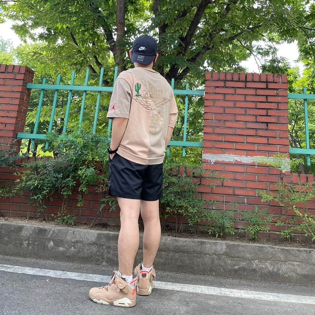 Jordan 6 x Travis Scott Retro SP British Khaki, Jordan x Travis Scott S/S Top - Asia 착용 스타일 - 1