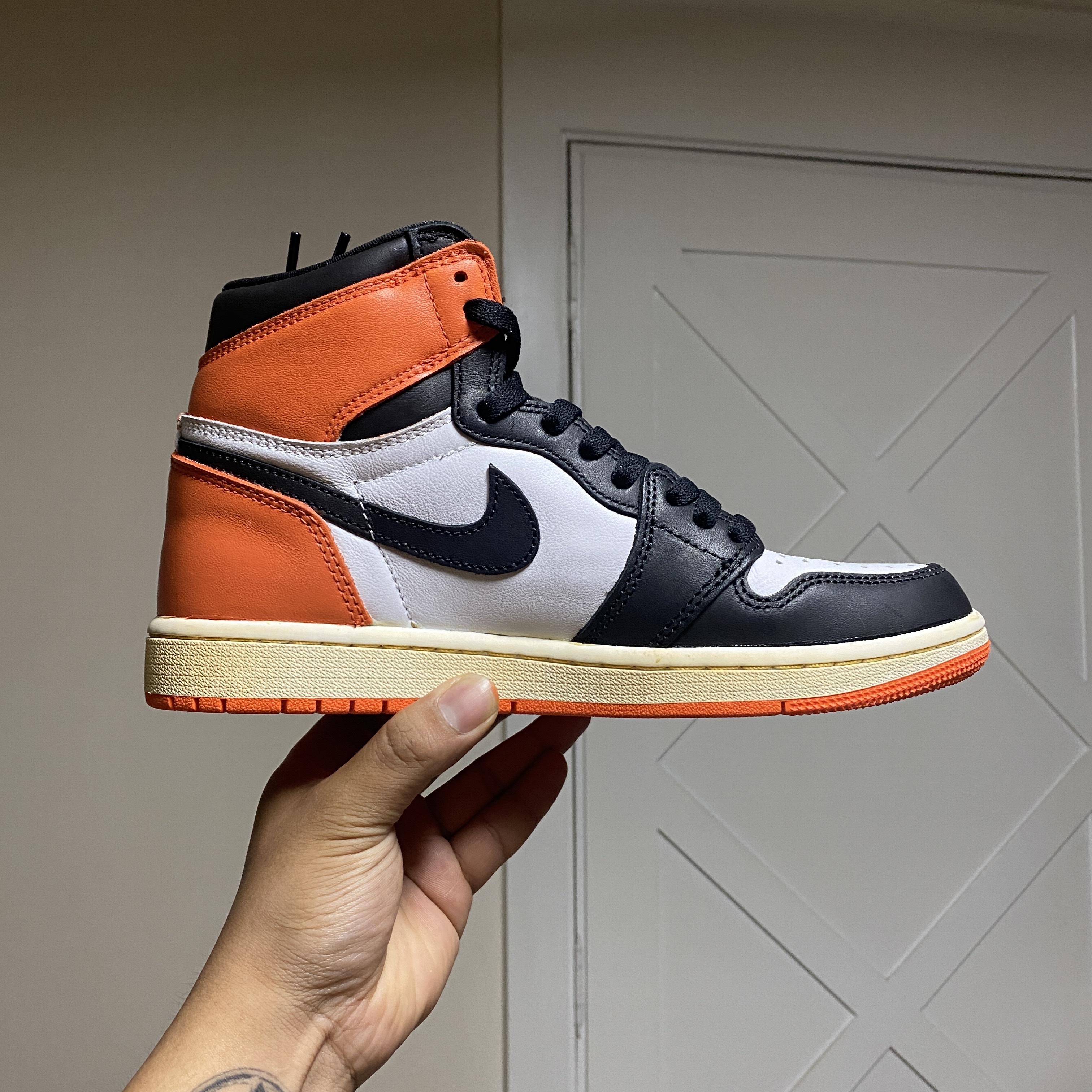 Jordan 1 Retro High OG Electro Orange 착용 스타일 - 5