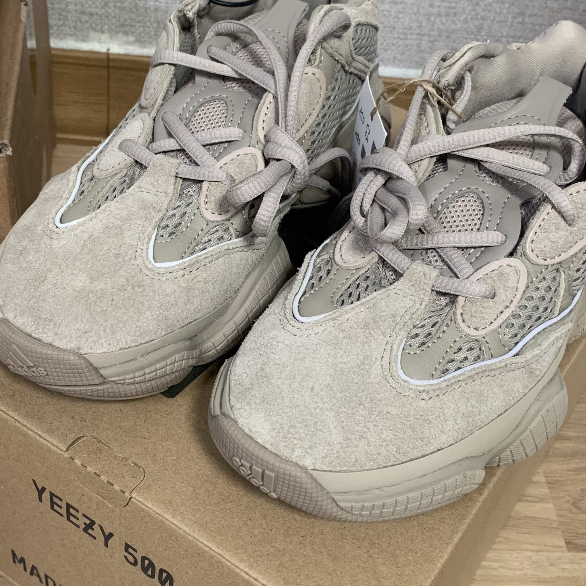 Adidas Yeezy 500 Taupe Light 착용 스타일