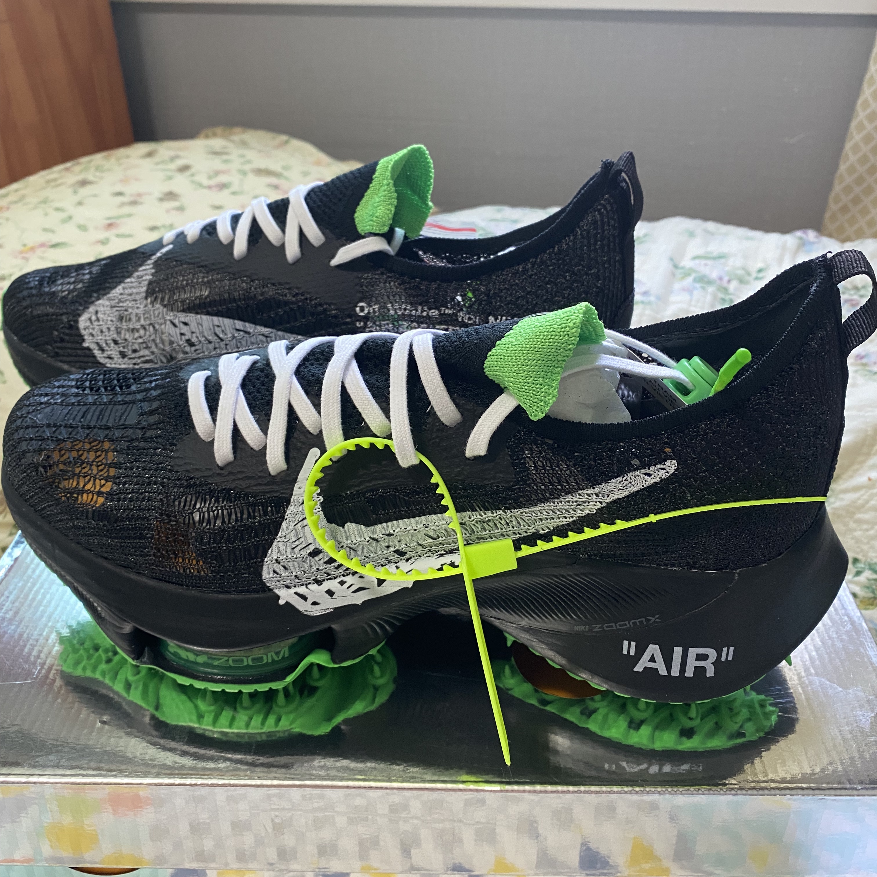 Nike x Off-White Air Zoom Tempo Next% Black 착용 스타일 - 1