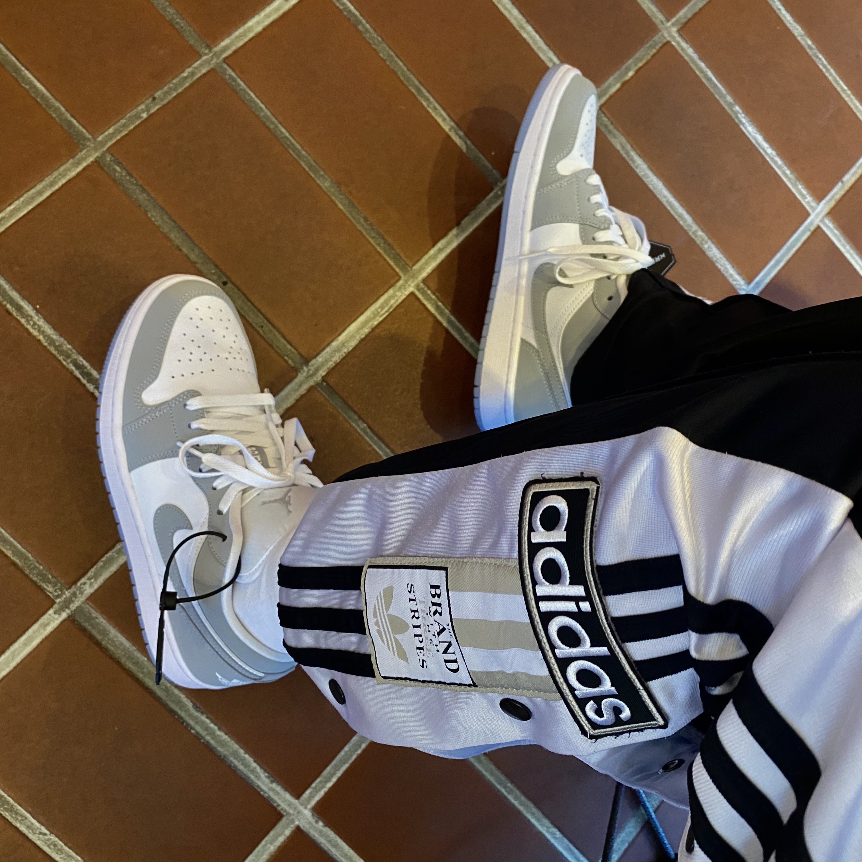 (W) Jordan 1 Low White Wolf Grey 착용 스타일 - 4