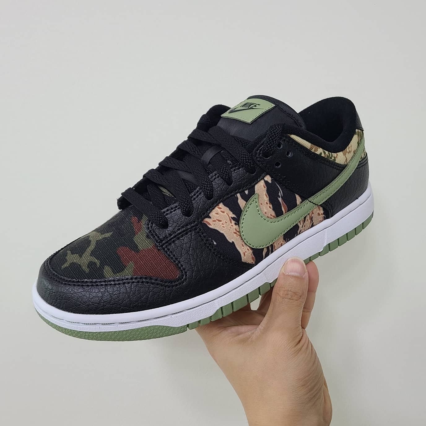 Nike Dunk Low SE Black Multi Camo 착용 스타일 - 1