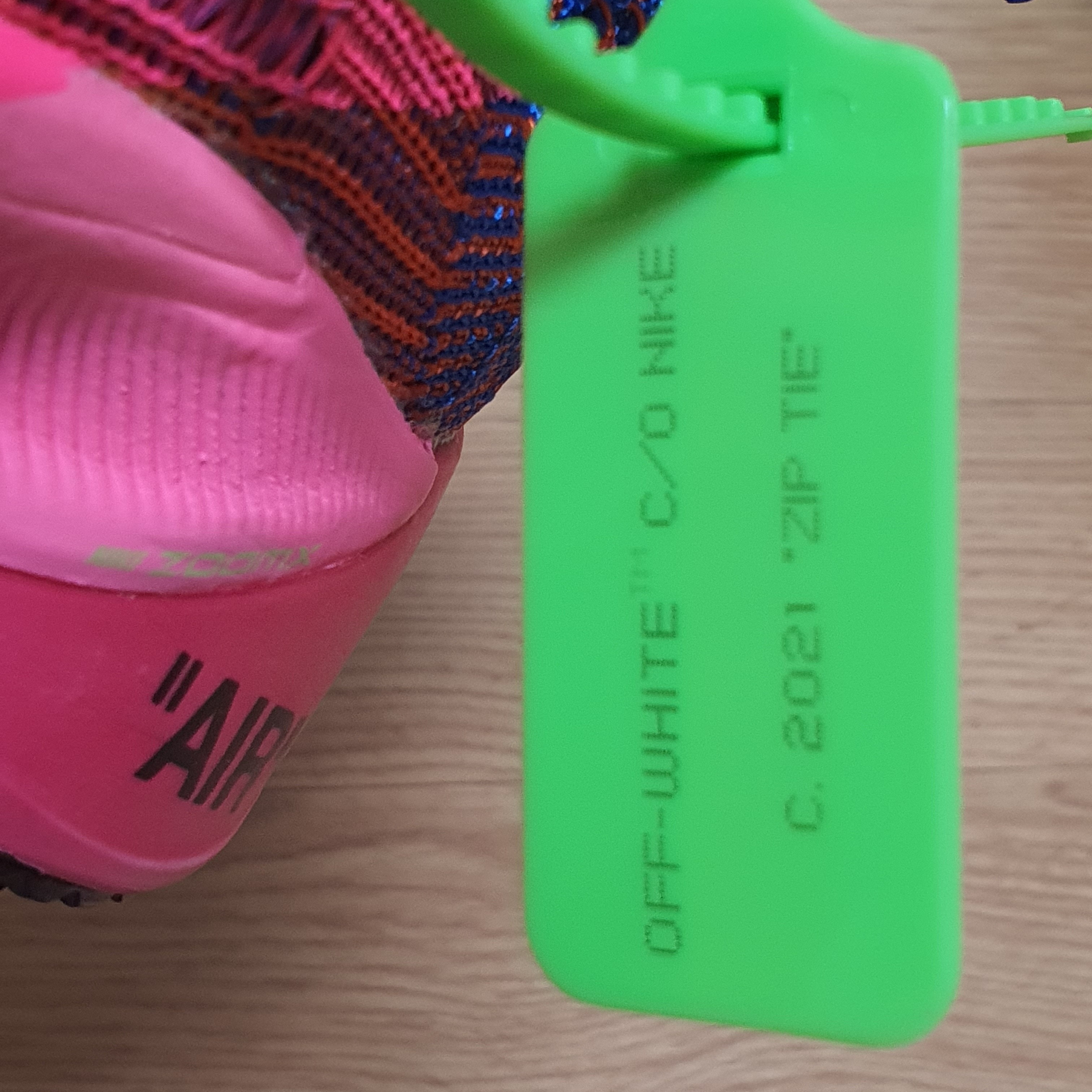 Nike x Off-White Air Zoom Tempo Next% Pink Glow 착용 스타일 - 3