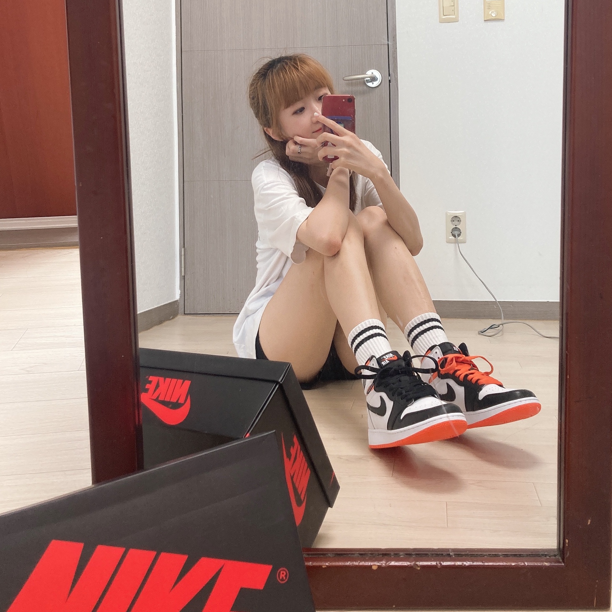 Jordan 1 Retro High OG Electro Orange, (GS) Jordan 1 Retro High OG Electro Orange 착용 스타일 - 1