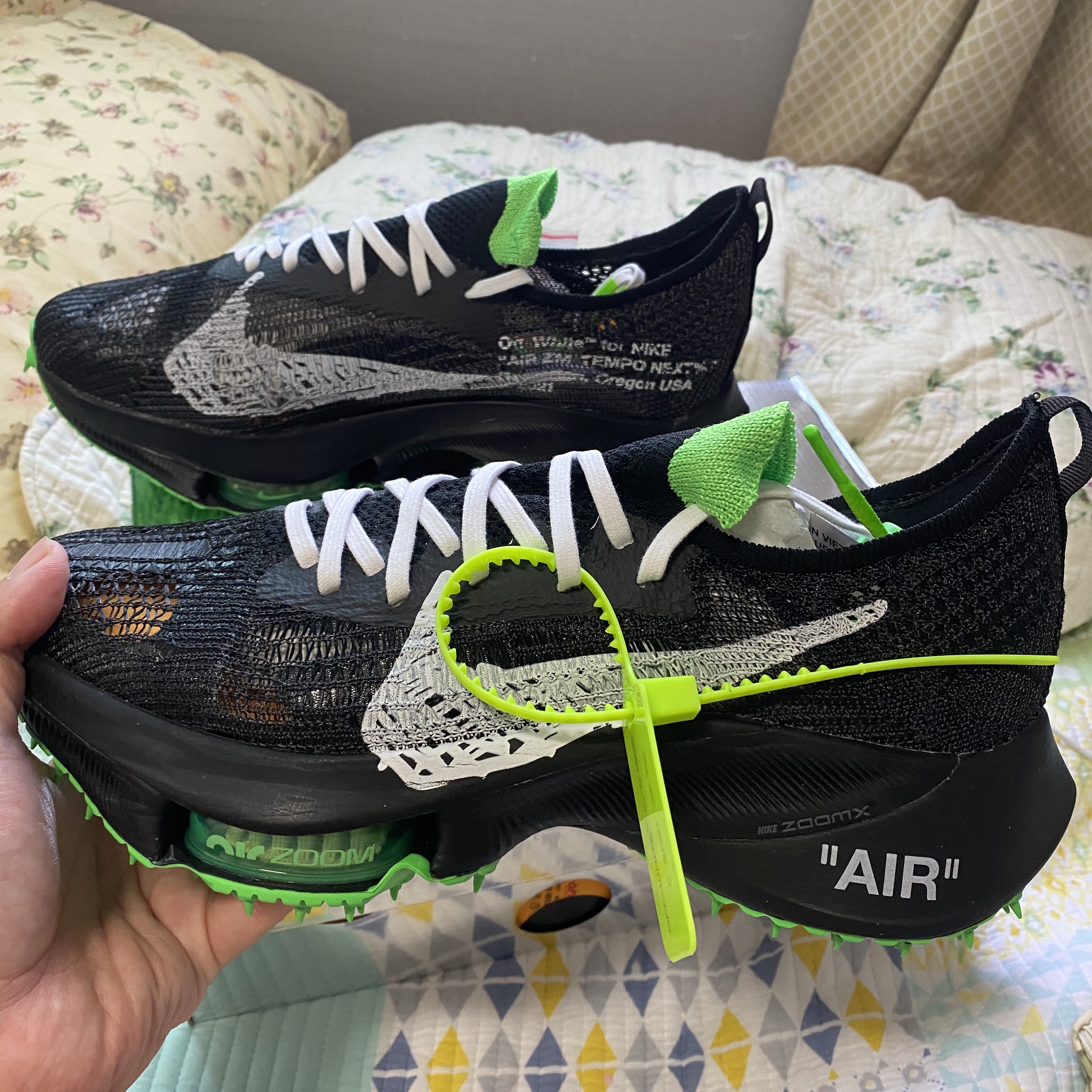 Nike x Off-White Air Zoom Tempo Next% Black 착용 스타일 - 2