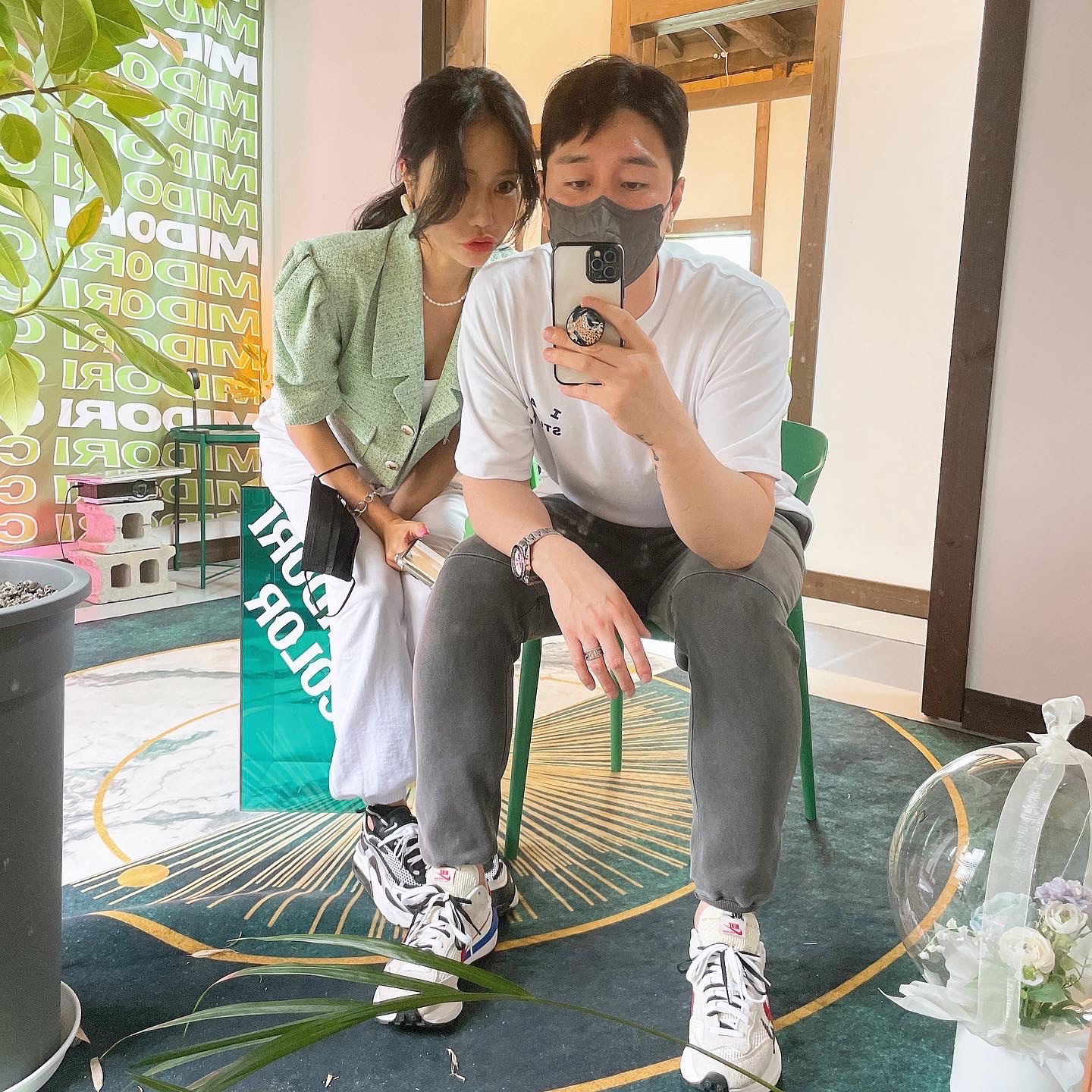 Nike x Sacai VaporWaffle Royal Fuchsia, IAB Studio T-Shirt White 착용 스타일
