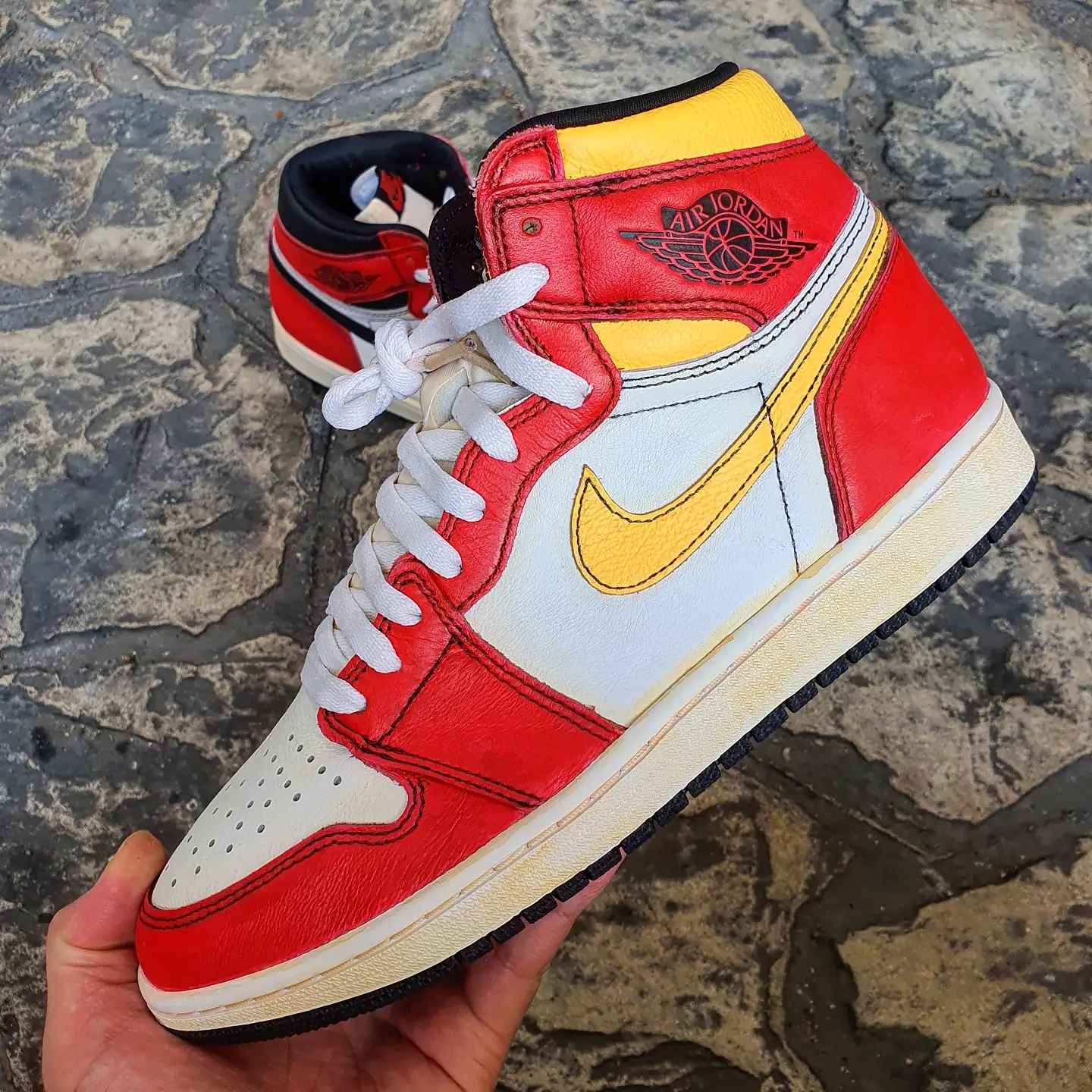 Jordan 1 Retro High OG Light Fusion Red 착용 스타일 - 2