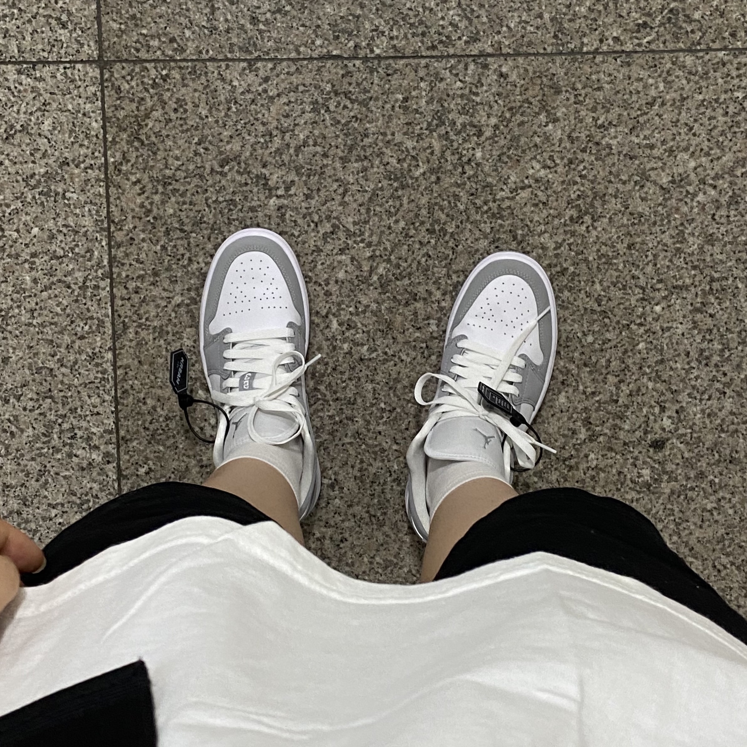 (W) Jordan 1 Low White Wolf Grey 착용 스타일 - 2