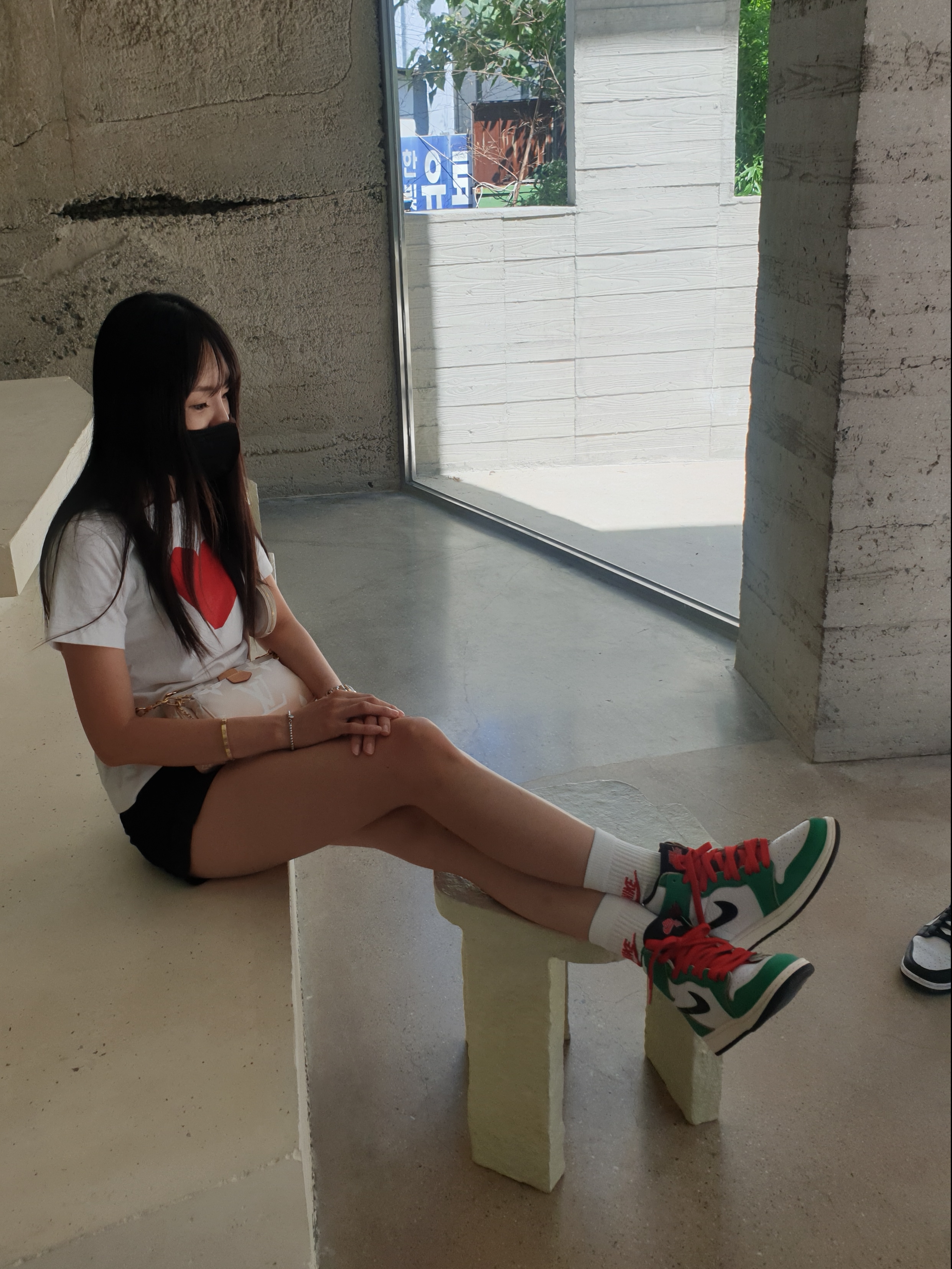 (W) Jordan 1 Retro High OG Lucky Green, (W) Play Comme des Garcons Red Heart T-Shirt White 착용 스타일 - 2