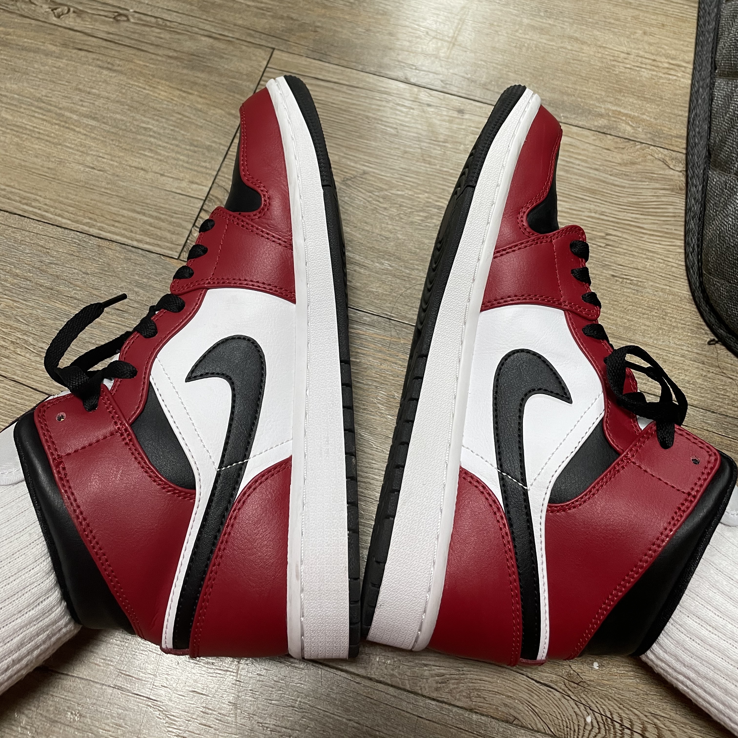 Jordan 1 Mid Chicago Black Toe 착용 스타일 - 2