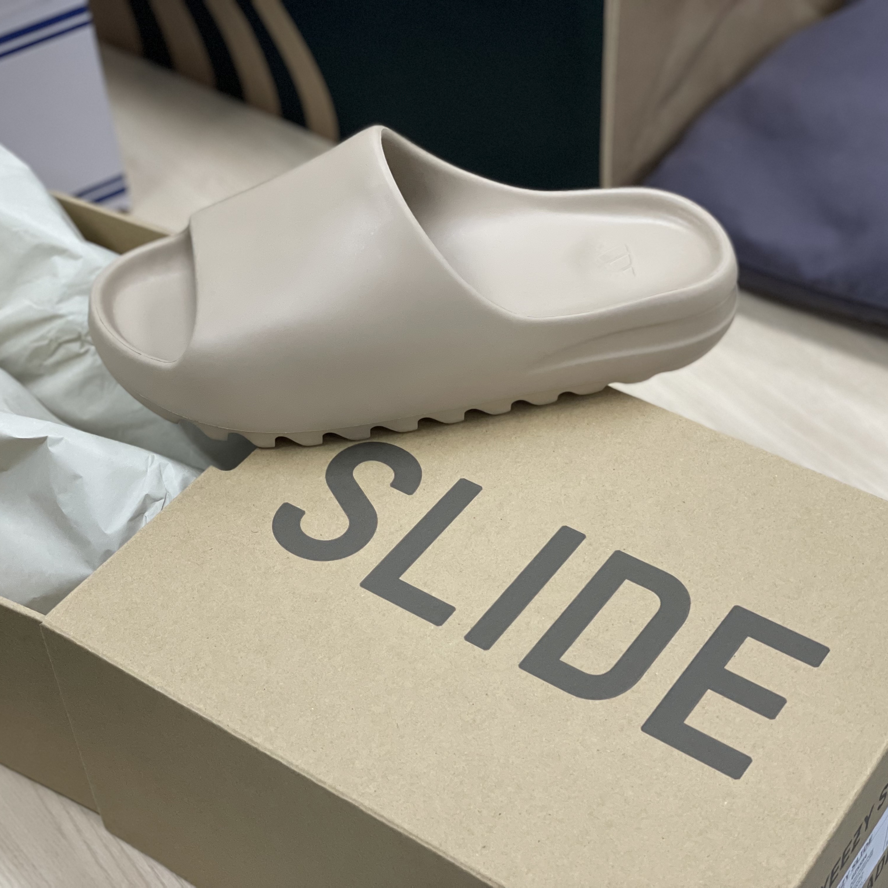 Adidas Yeezy Slide Pure 착용 스타일