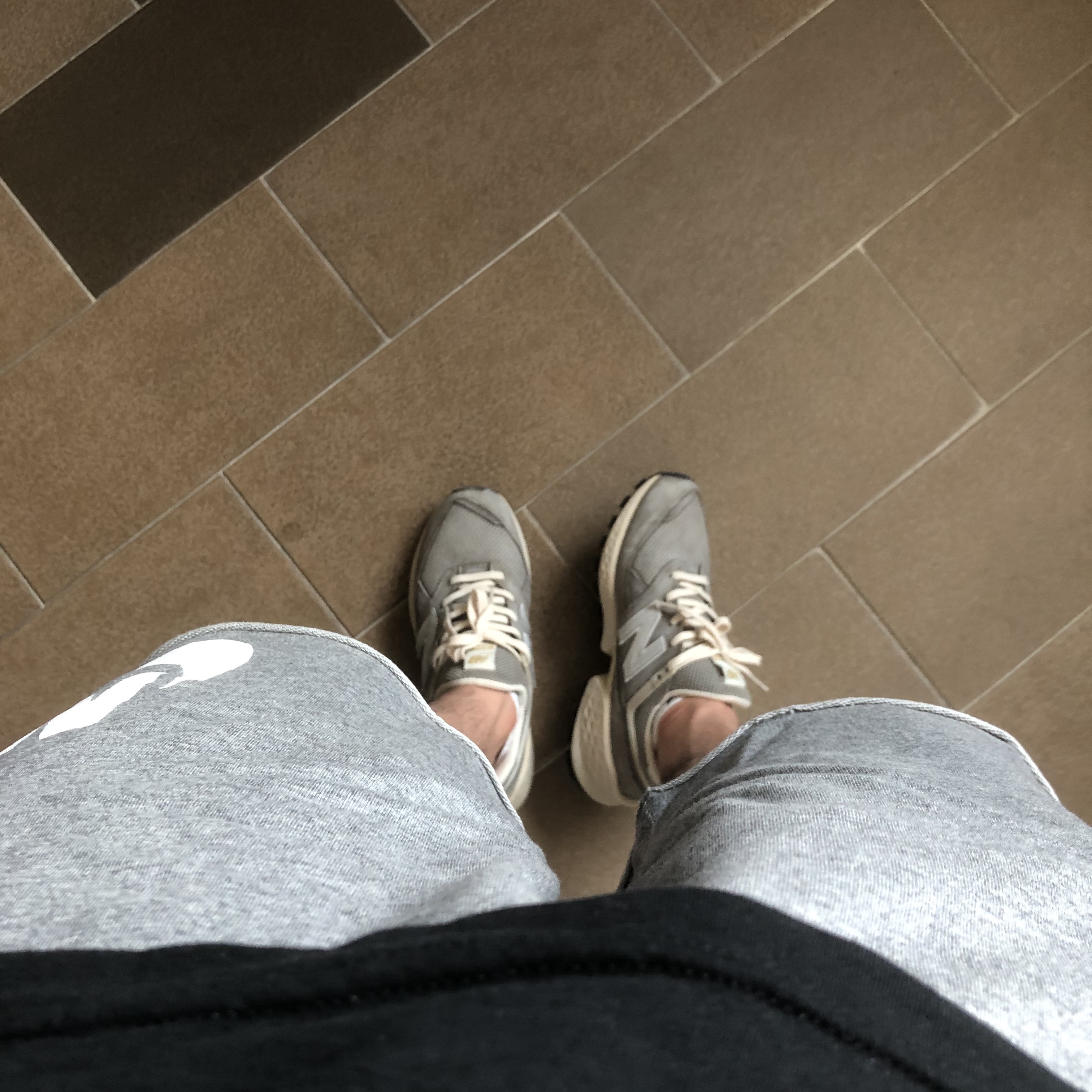 New Balance 574v2 Sport Vintage Grey 착용 스타일