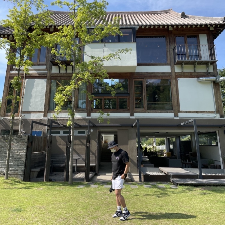 Nike x Stussy Bucket Hat Black, Stussy Spot in The Sun Pig. Dyed T-Shirt Black 착용 스타일