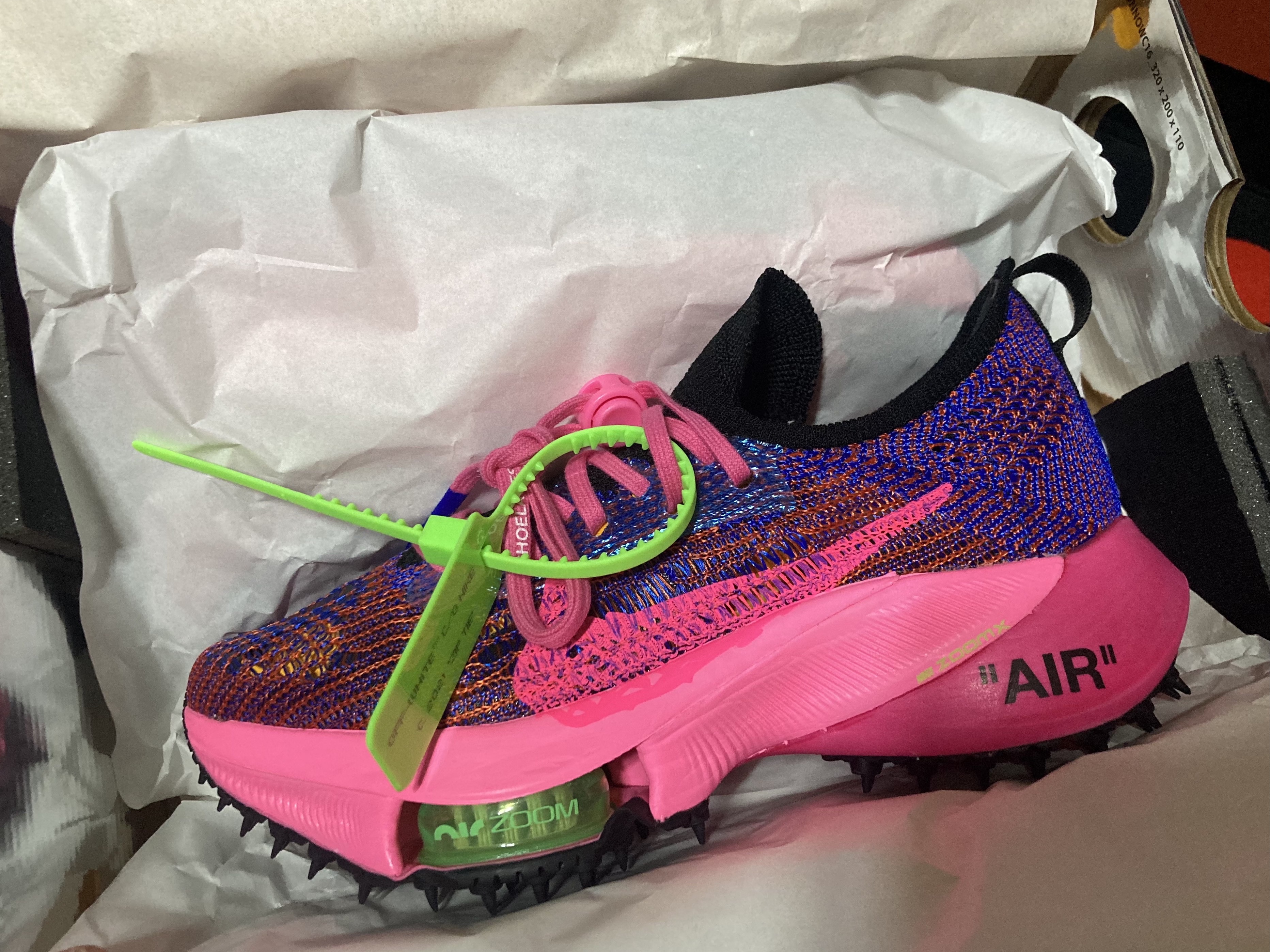 Nike x Off-White Air Zoom Tempo Next% Pink Glow 착용 스타일 - 1