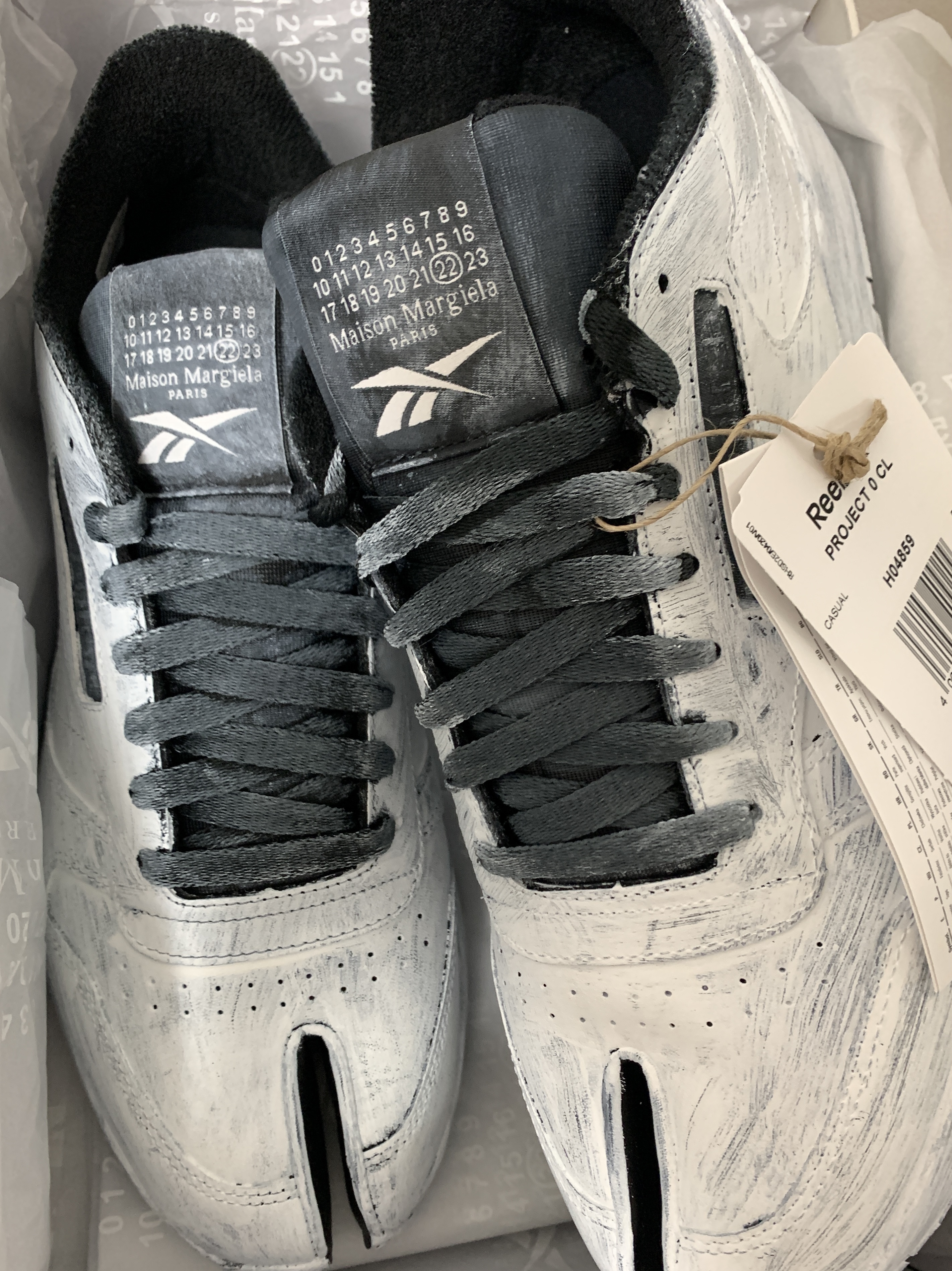 Reebok x Maison Margiela Classic Leather Tabi Shoes Bianchetto 착용 스타일