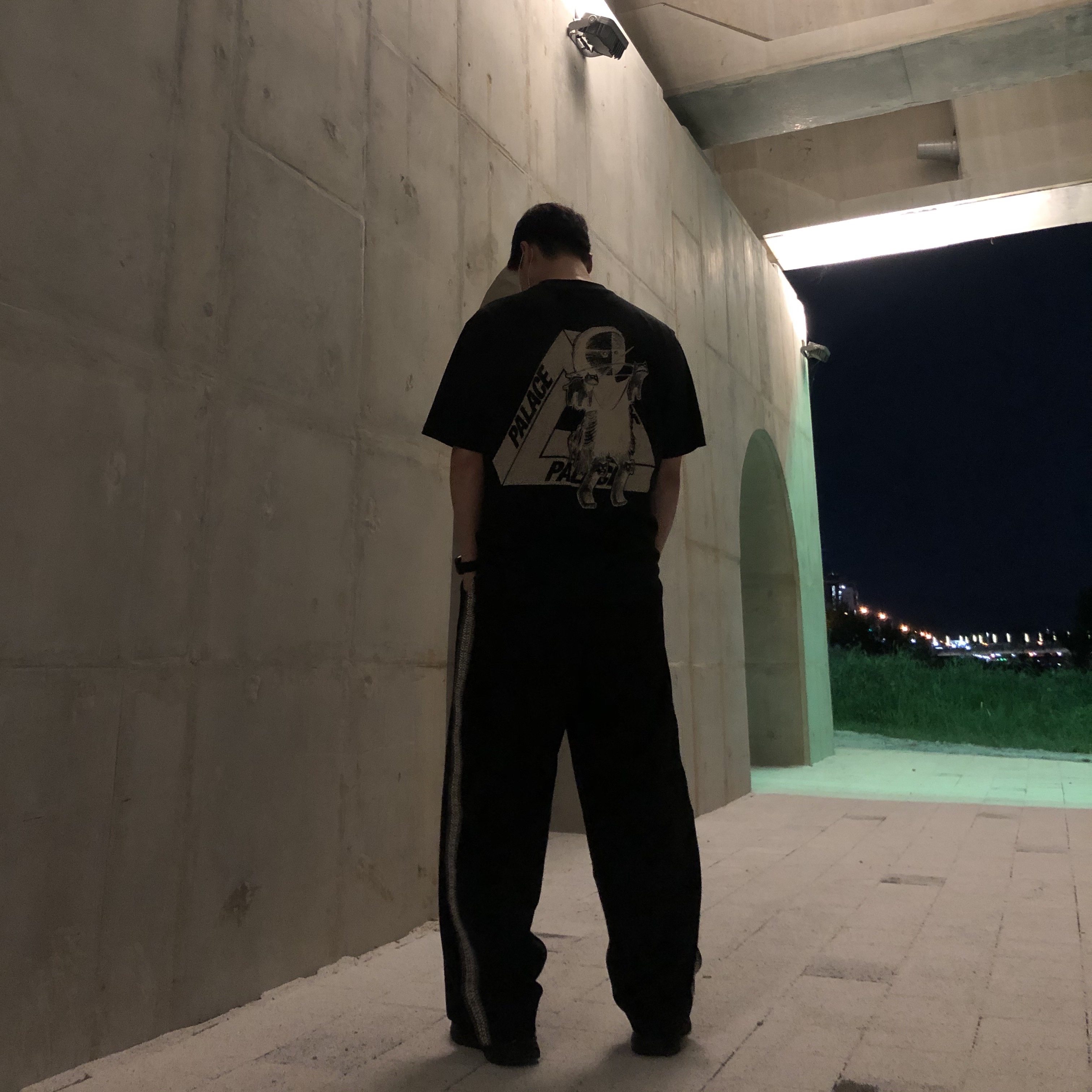 Palace U Figure T-Shirt Black - 19FW, New Balance 990v4 Made in USA Black - D Standard 착용 스타일 - 2