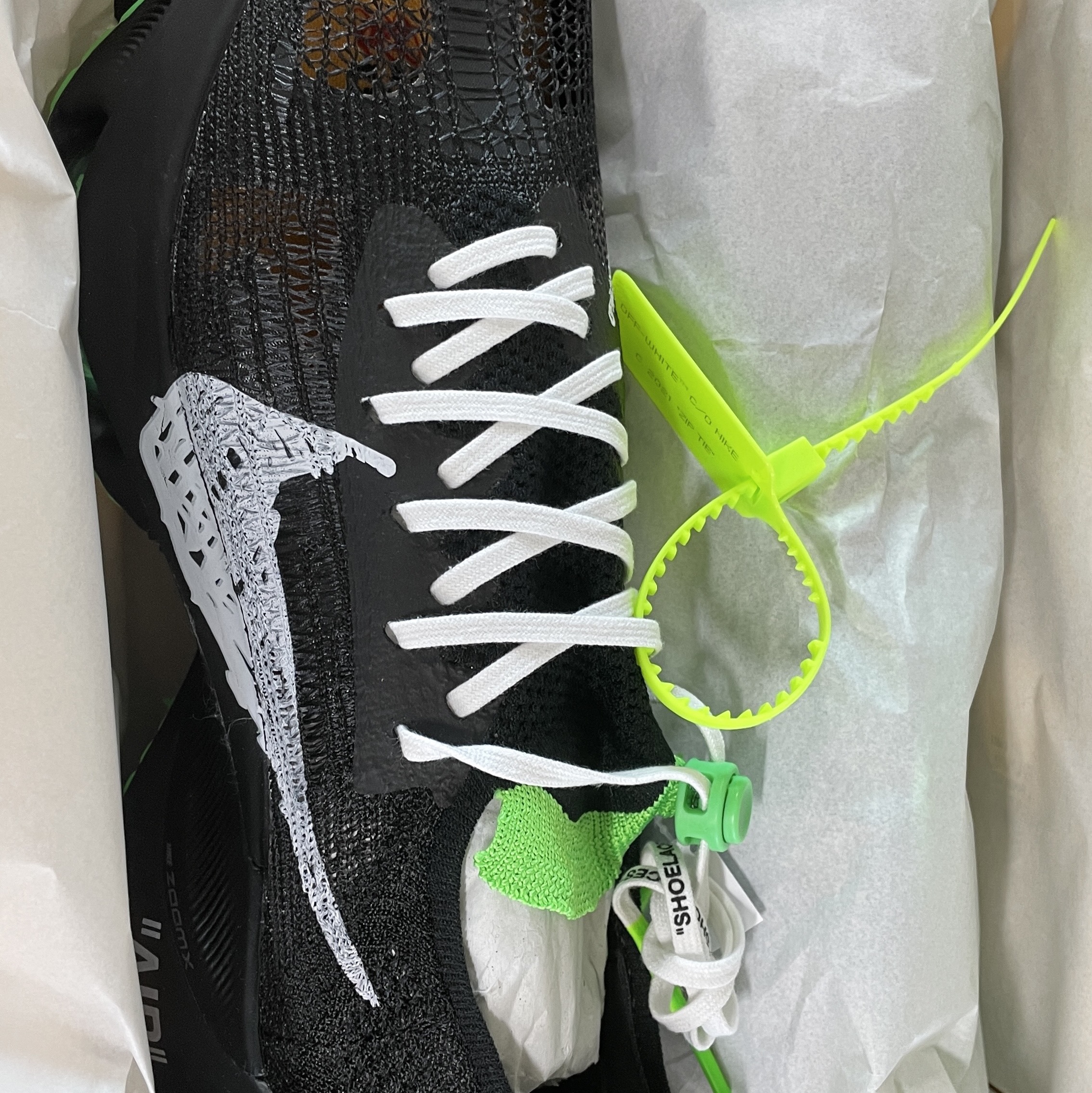 Nike x Off-White Air Zoom Tempo Next% Black 착용 스타일 - 2