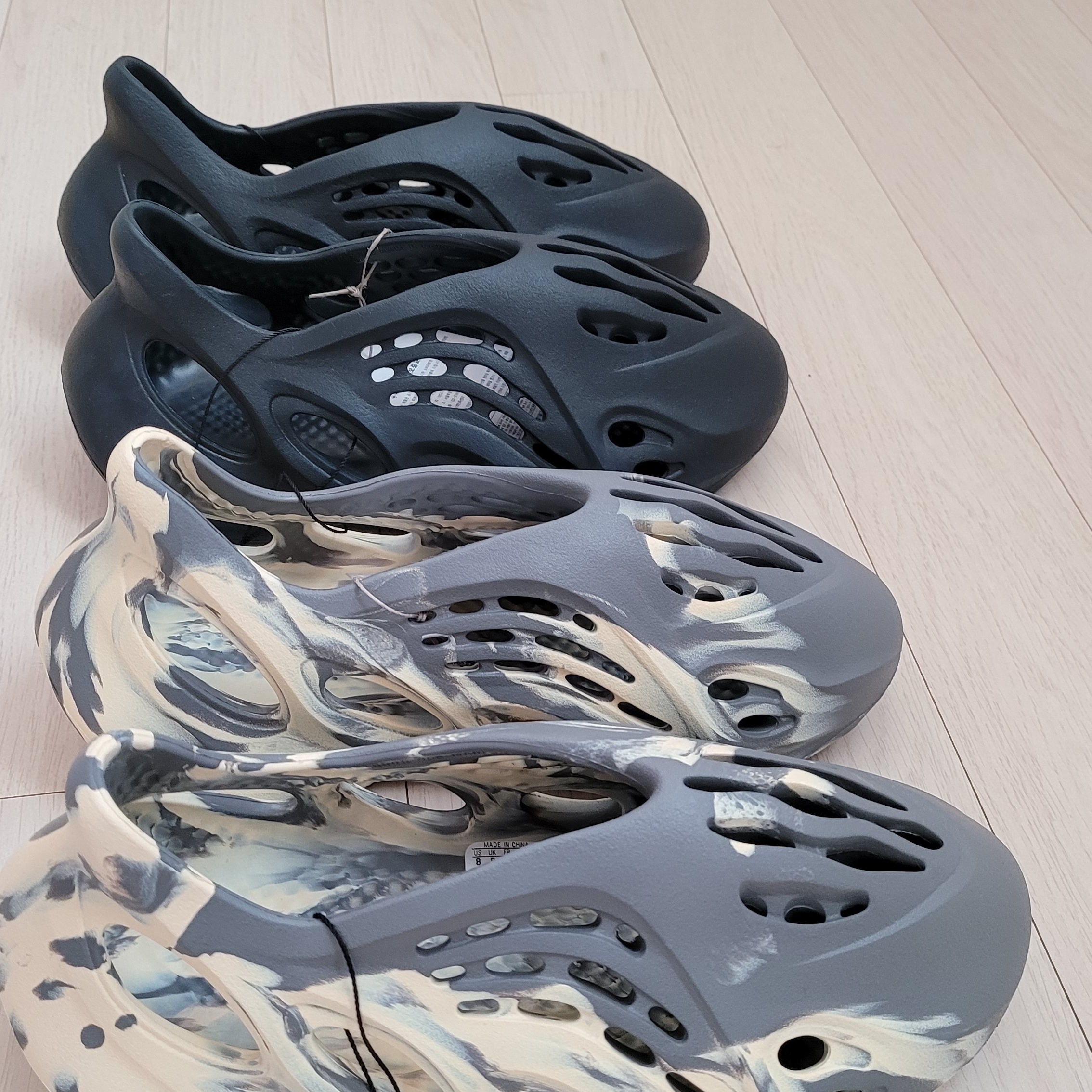 Adidas Yeezy Foam RNNR MXT Moon Gray, Adidas Yeezy Foam RNNR Mineral Blue 착용 스타일 - 2