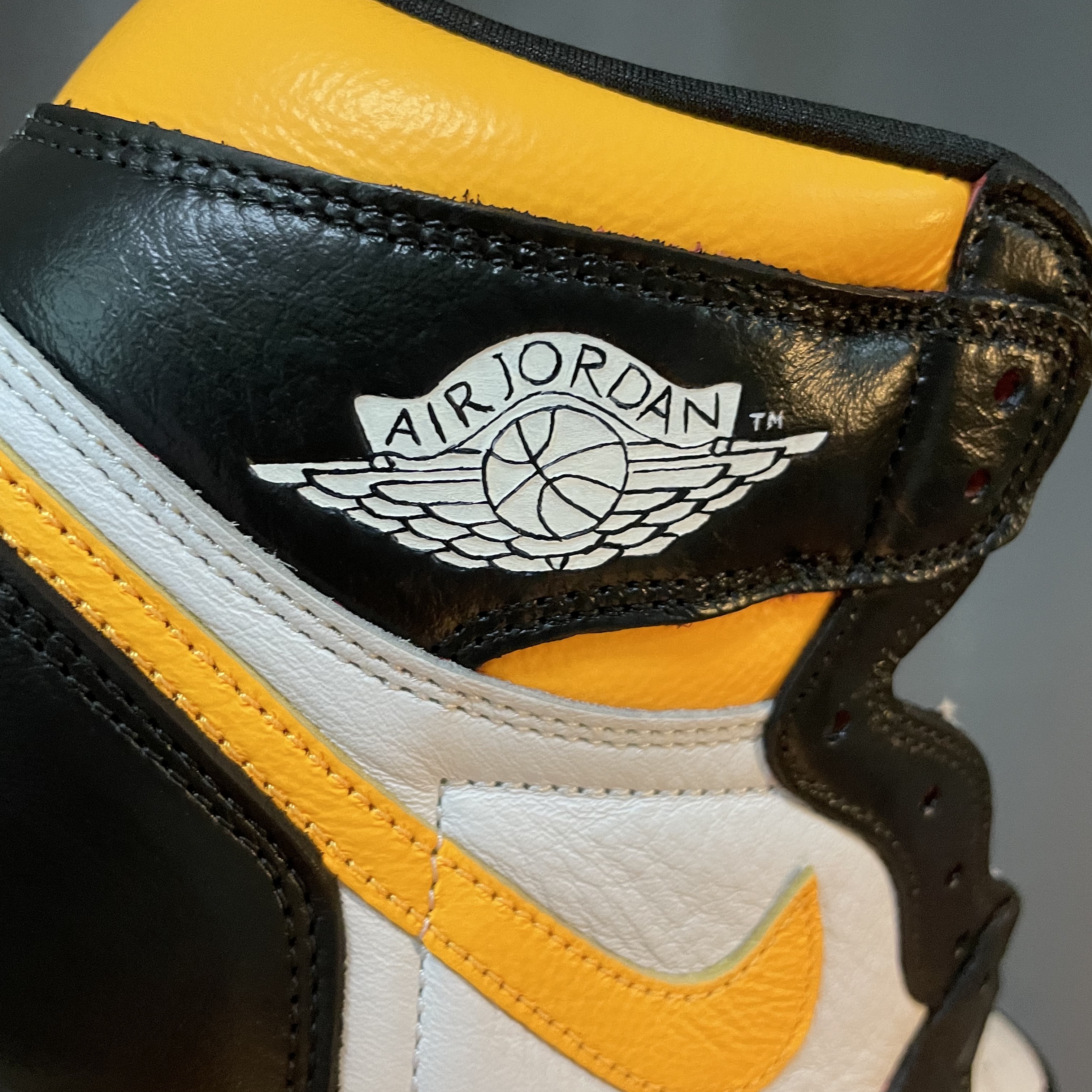 Jordan 1 Retro High OG Light Fusion Red 착용 스타일 - 2