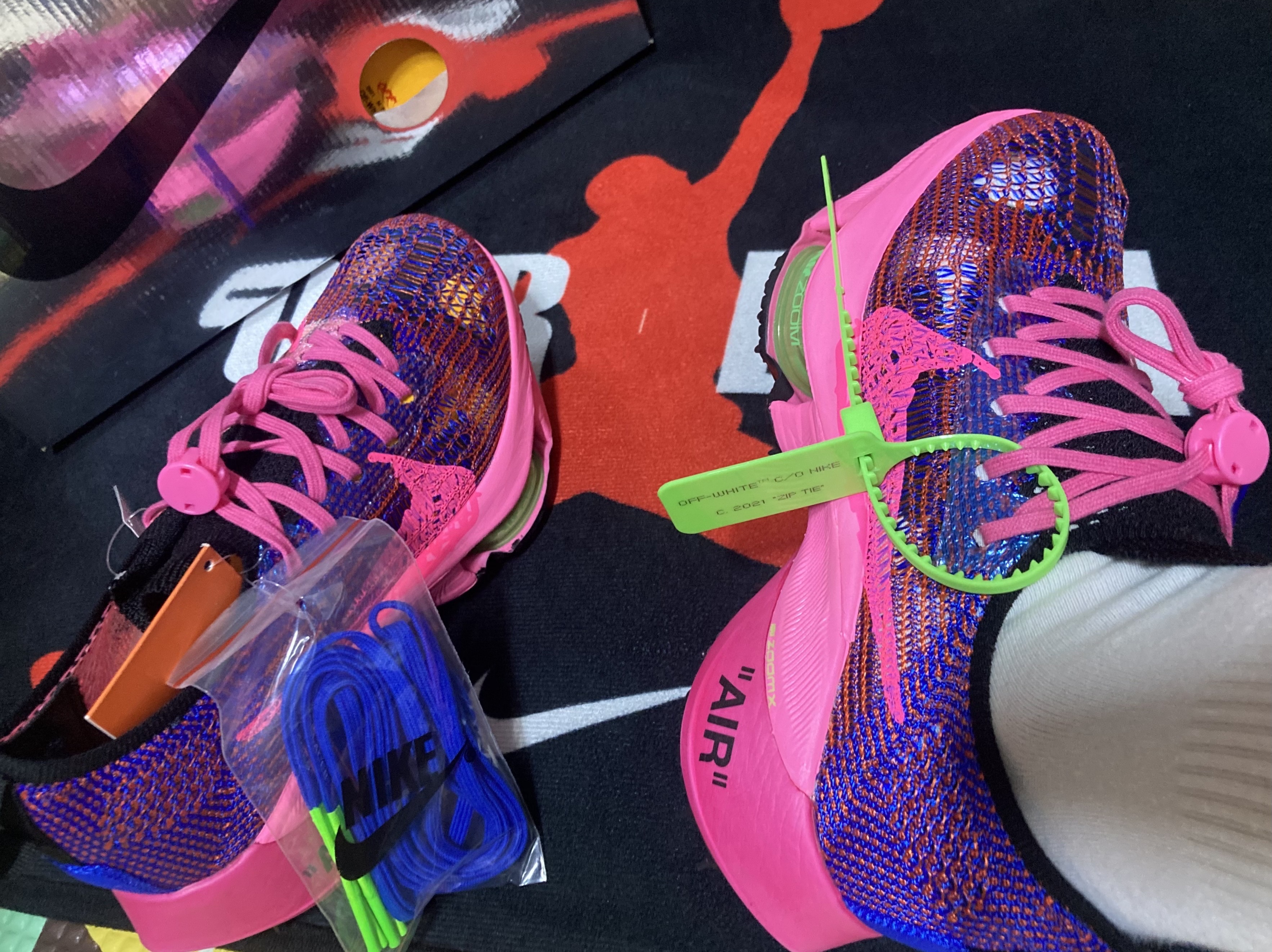 Nike x Off-White Air Zoom Tempo Next% Pink Glow 착용 스타일 - 3