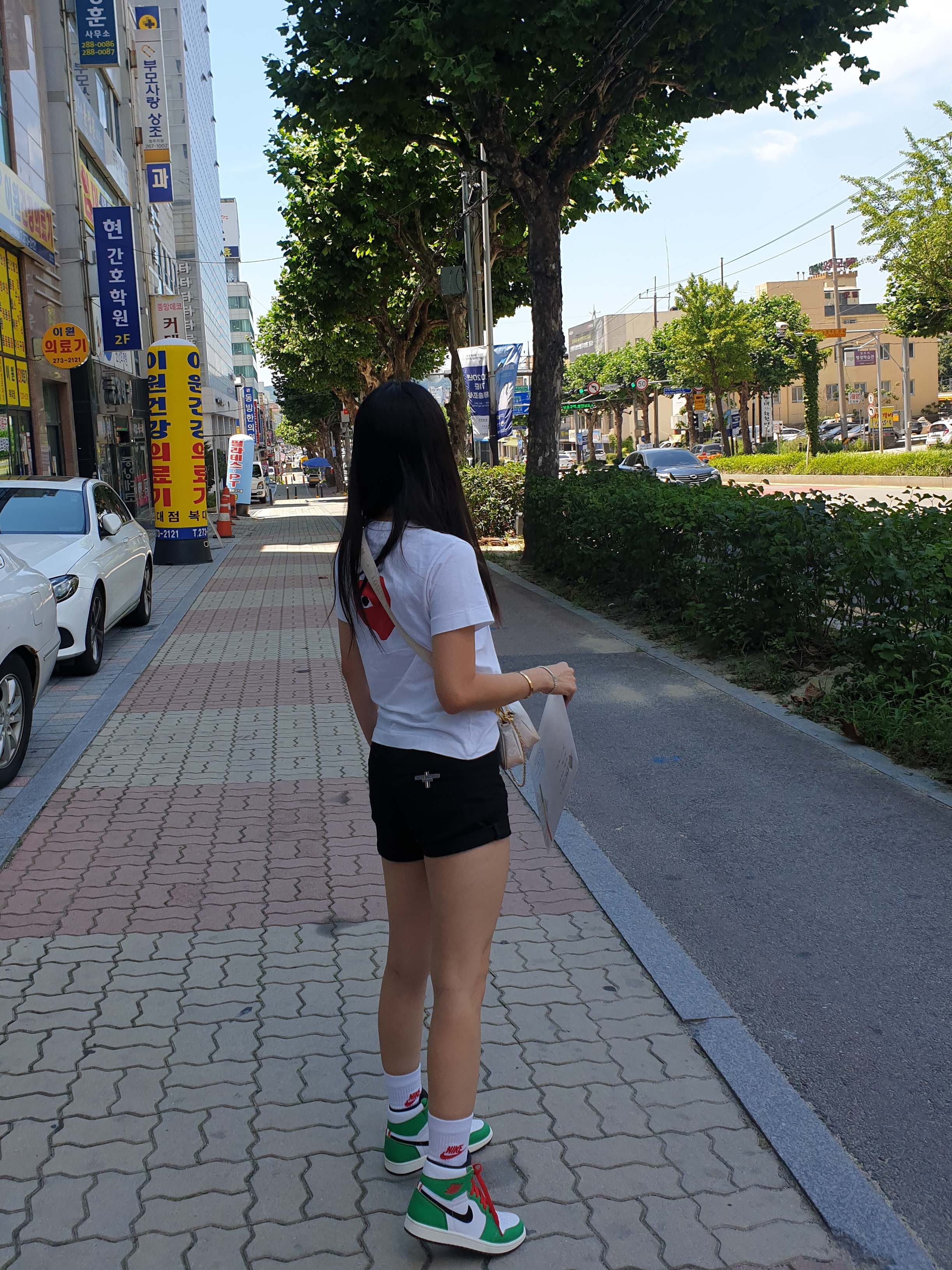(W) Jordan 1 Retro High OG Lucky Green, (W) Play Comme des Garcons Red Heart T-Shirt White 착용 스타일 - 4