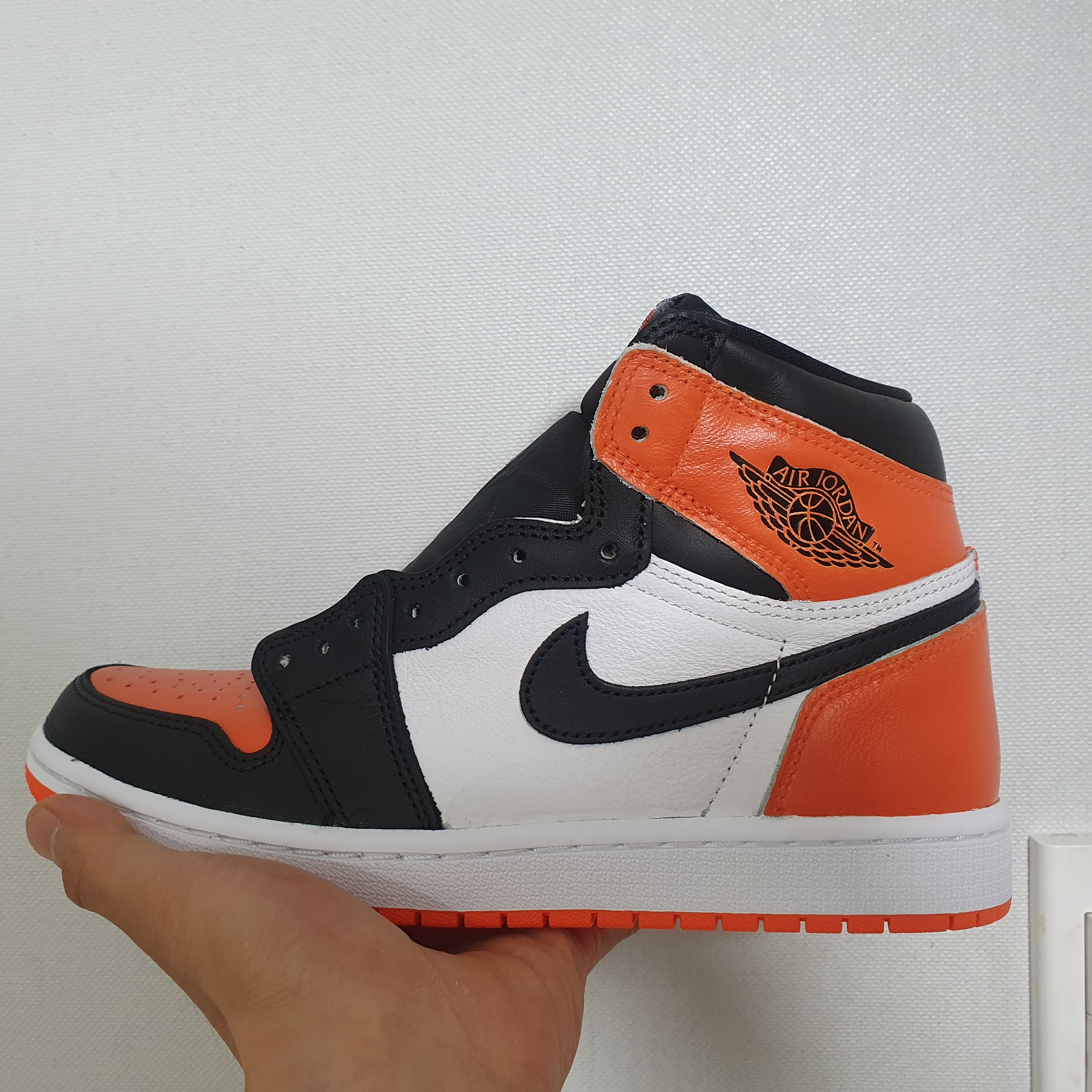 Jordan 1 Retro High OG Electro Orange 착용 스타일