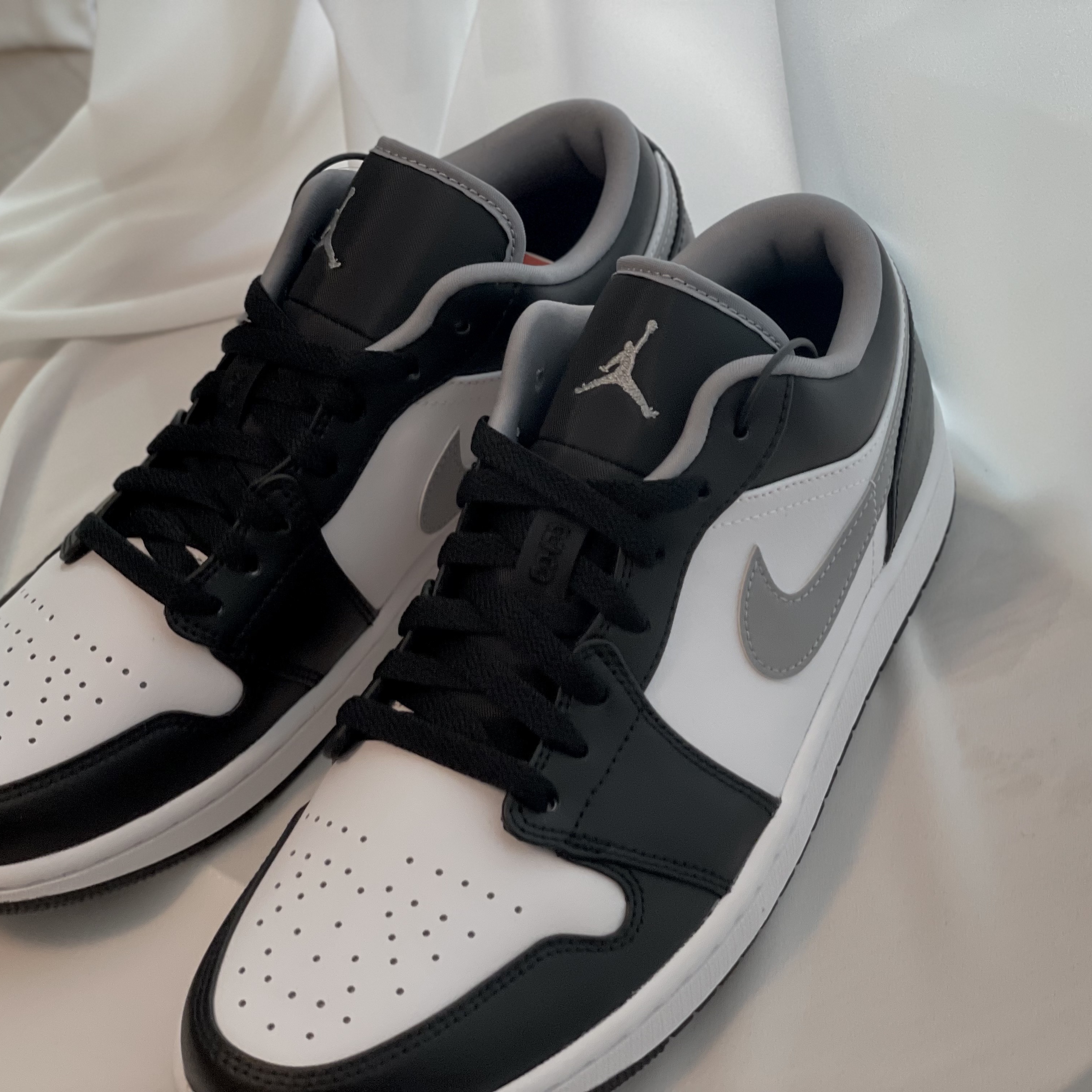 Jordan 1 Low Black Particle Grey 착용 스타일