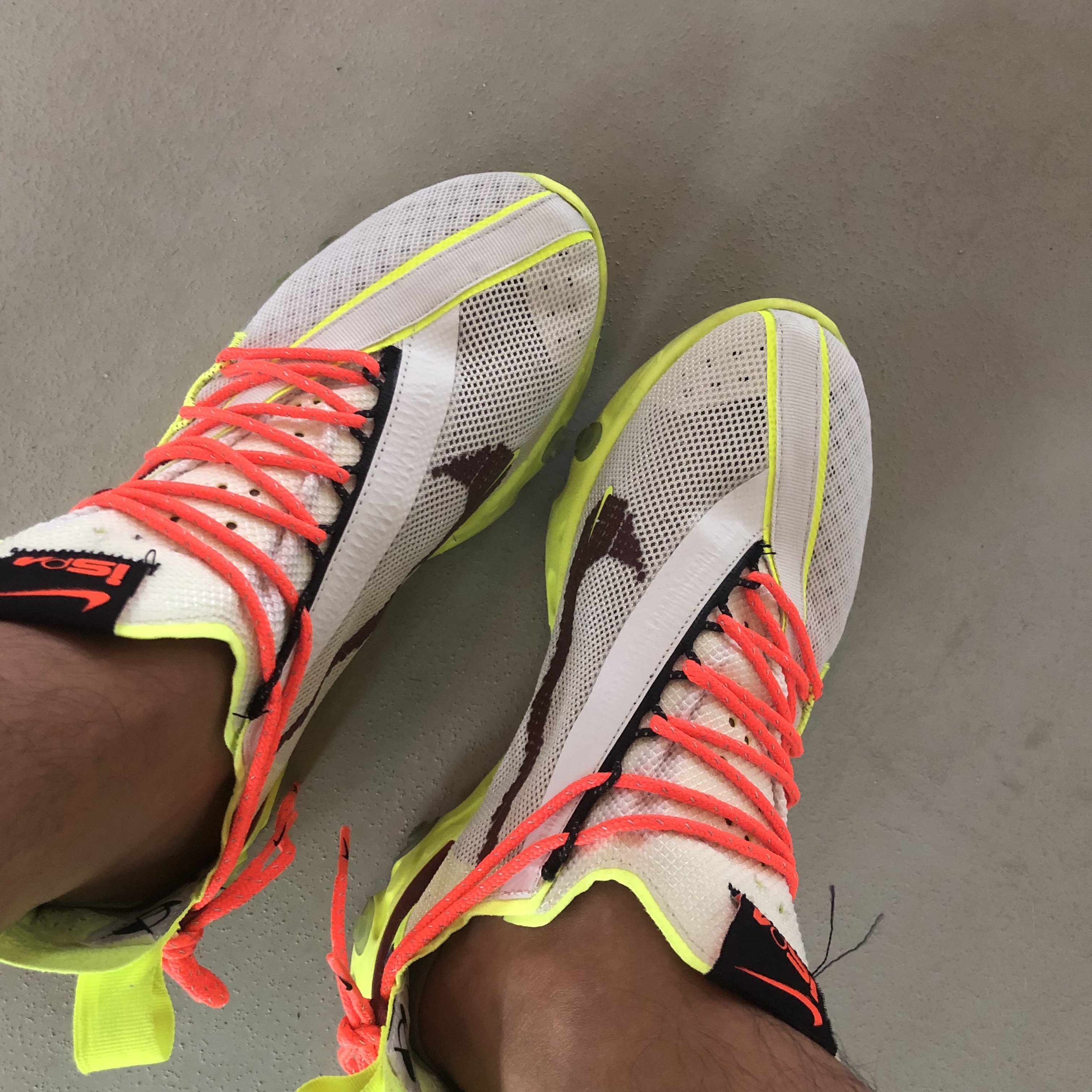 Nike React Runner ISPA Platinum Tint Volt Glow Team Red 착용 스타일