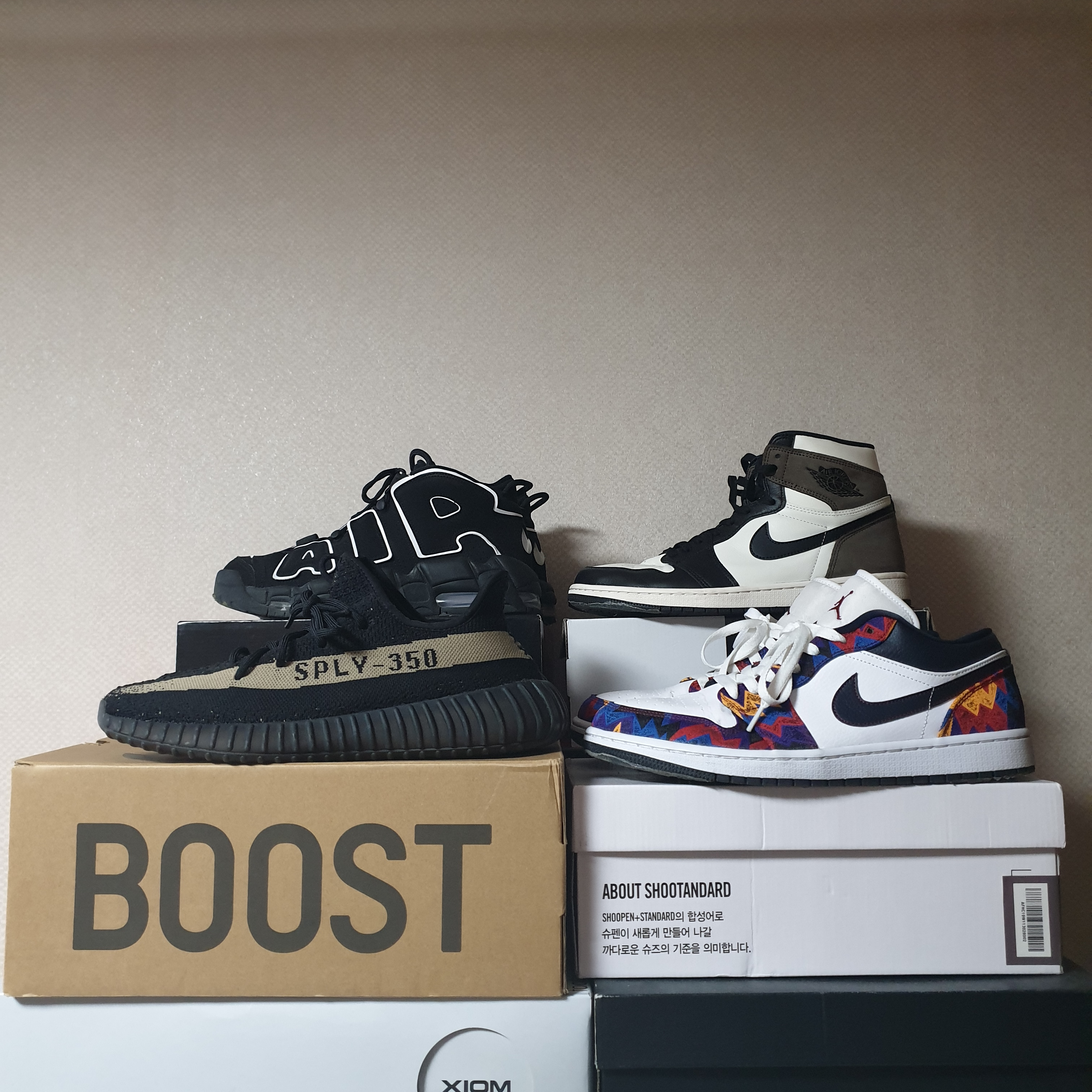 Adidas Yeezy Boost 350 V2 Core Black Green, Nike Air More Uptempo Black White 2020 착용 스타일 - 2