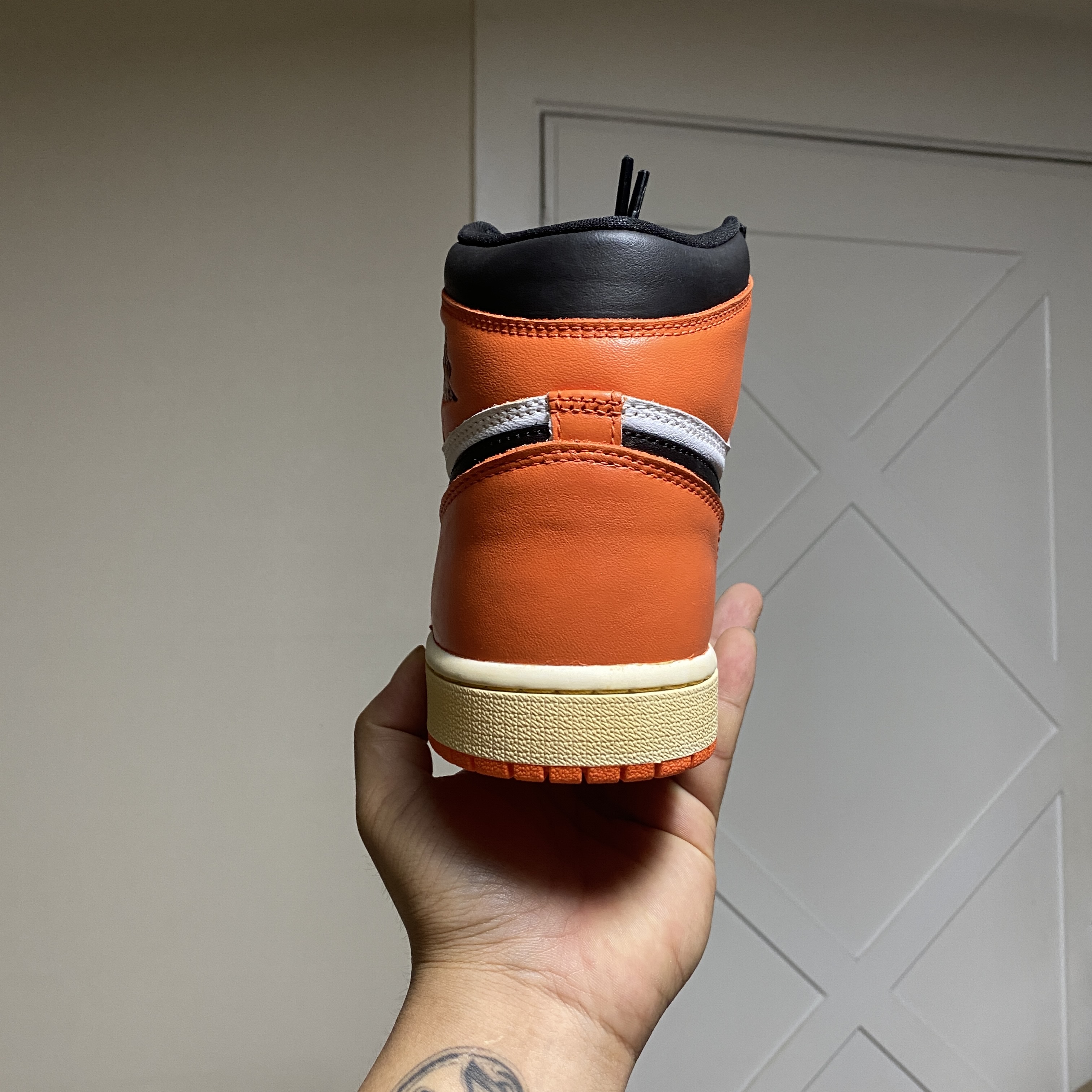 Jordan 1 Retro High OG Electro Orange 착용 스타일 - 4