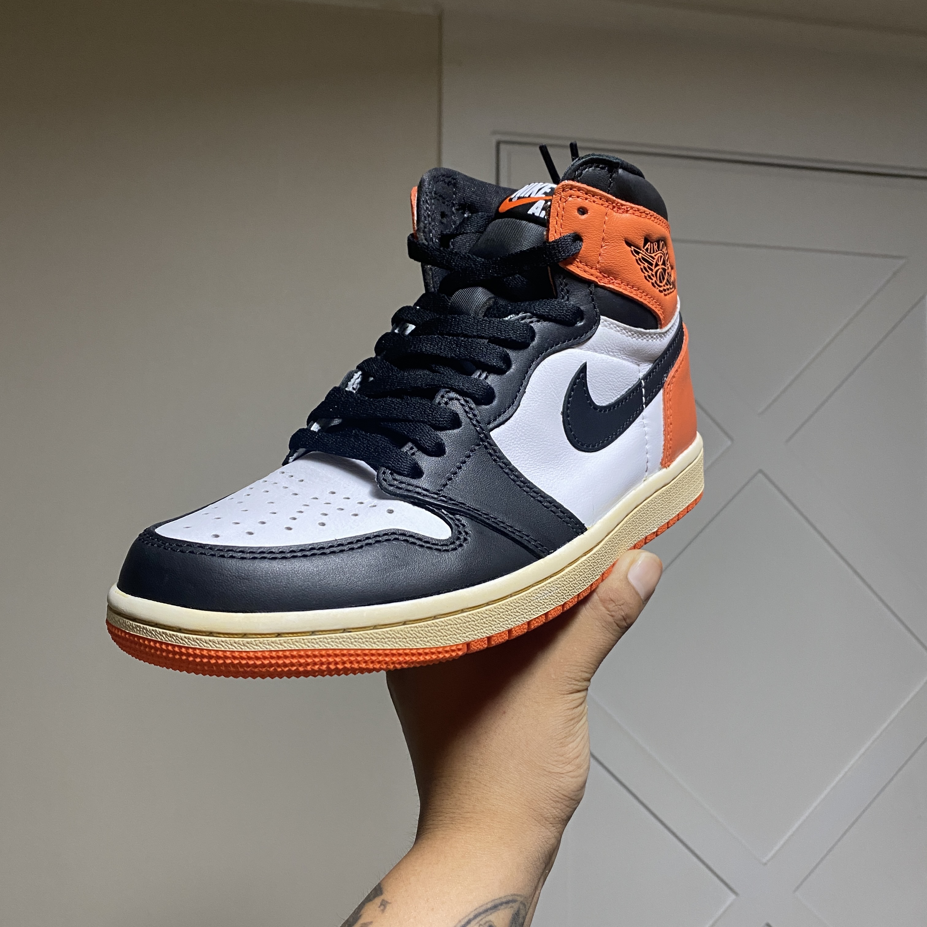 Jordan 1 Retro High OG Electro Orange 착용 스타일 - 3