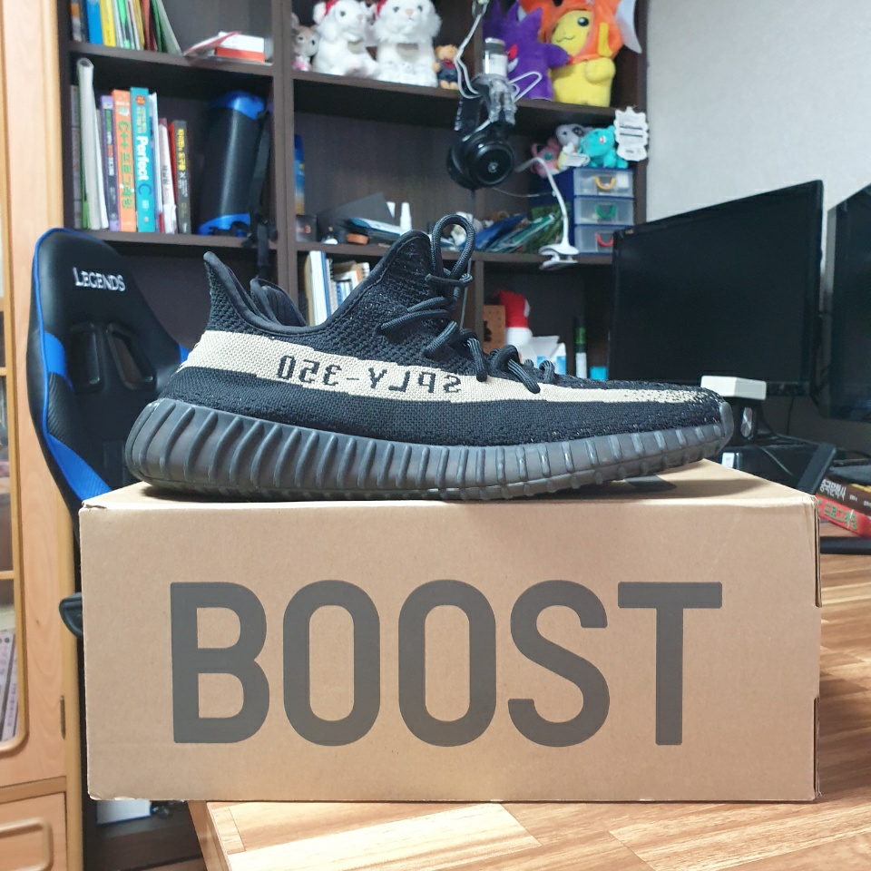 Adidas Yeezy Boost 350 V2 Core Black Green, Nike Air More Uptempo Black White 2020 착용 스타일 - 1