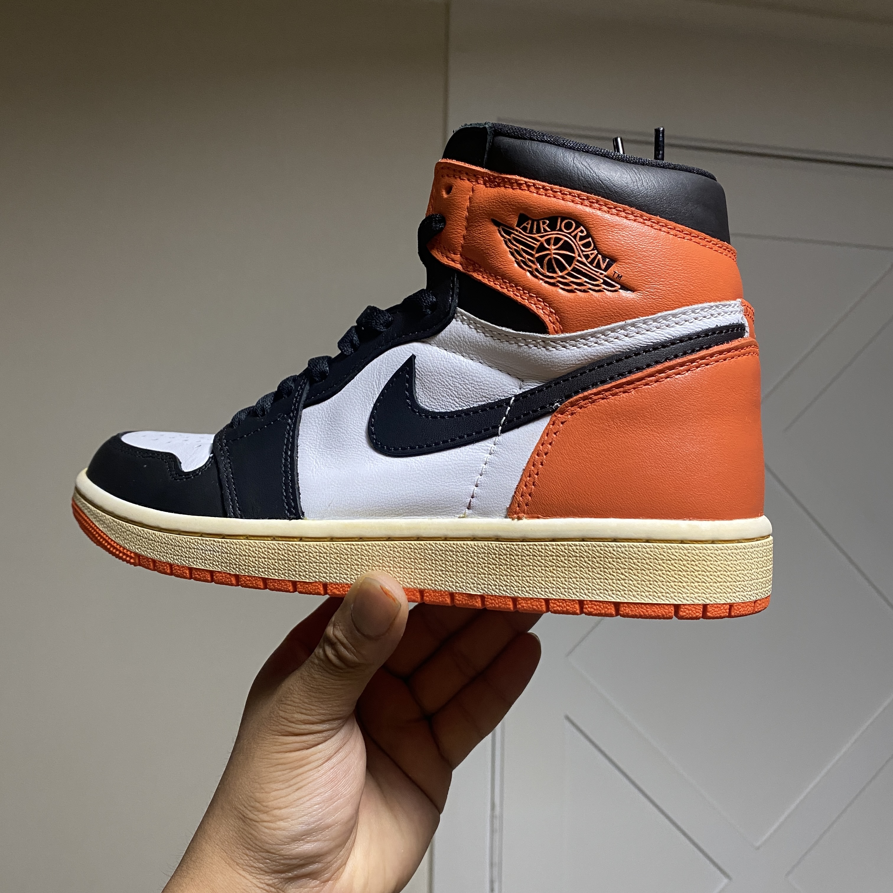 Jordan 1 Retro High OG Electro Orange 착용 스타일 - 2