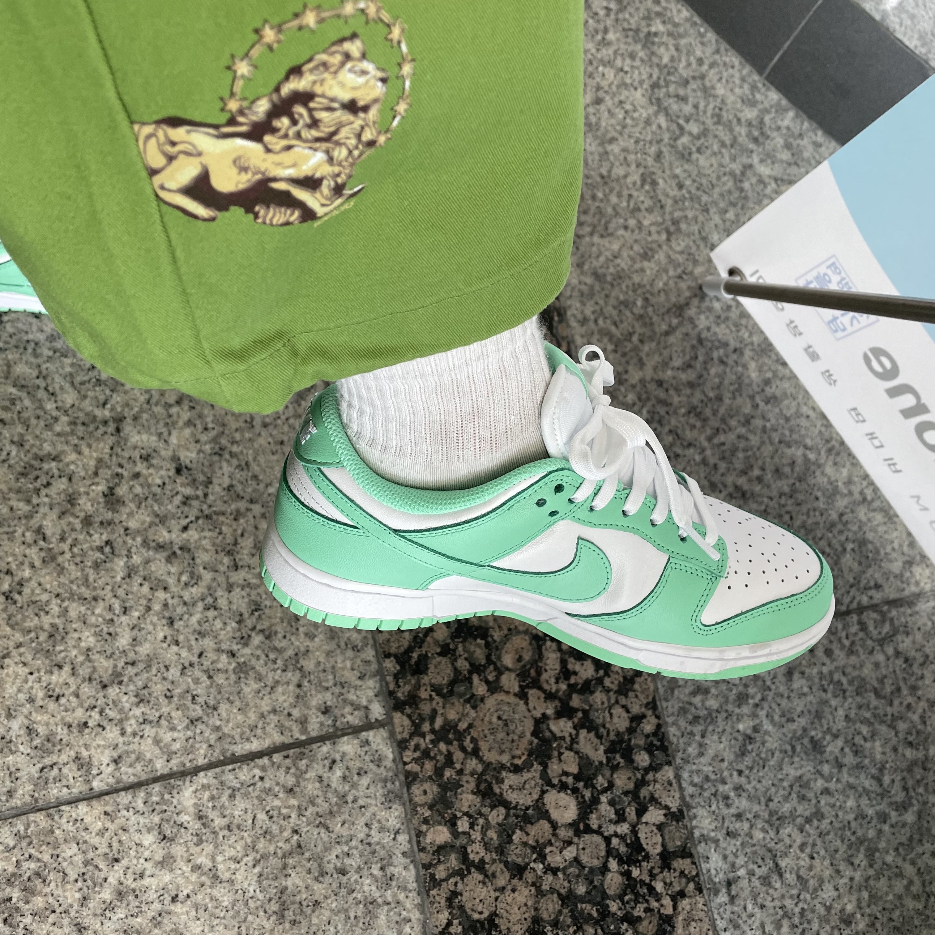 (W) Nike Dunk Low Green Glow 착용 스타일 - 1