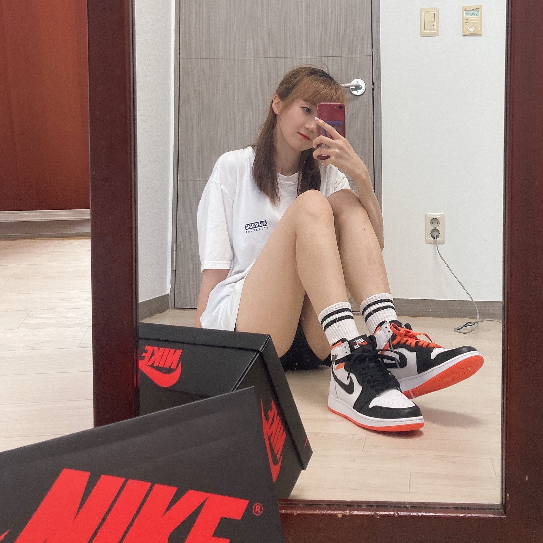 Jordan 1 Retro High OG Electro Orange, (GS) Jordan 1 Retro High OG Electro Orange 착용 스타일 - 2