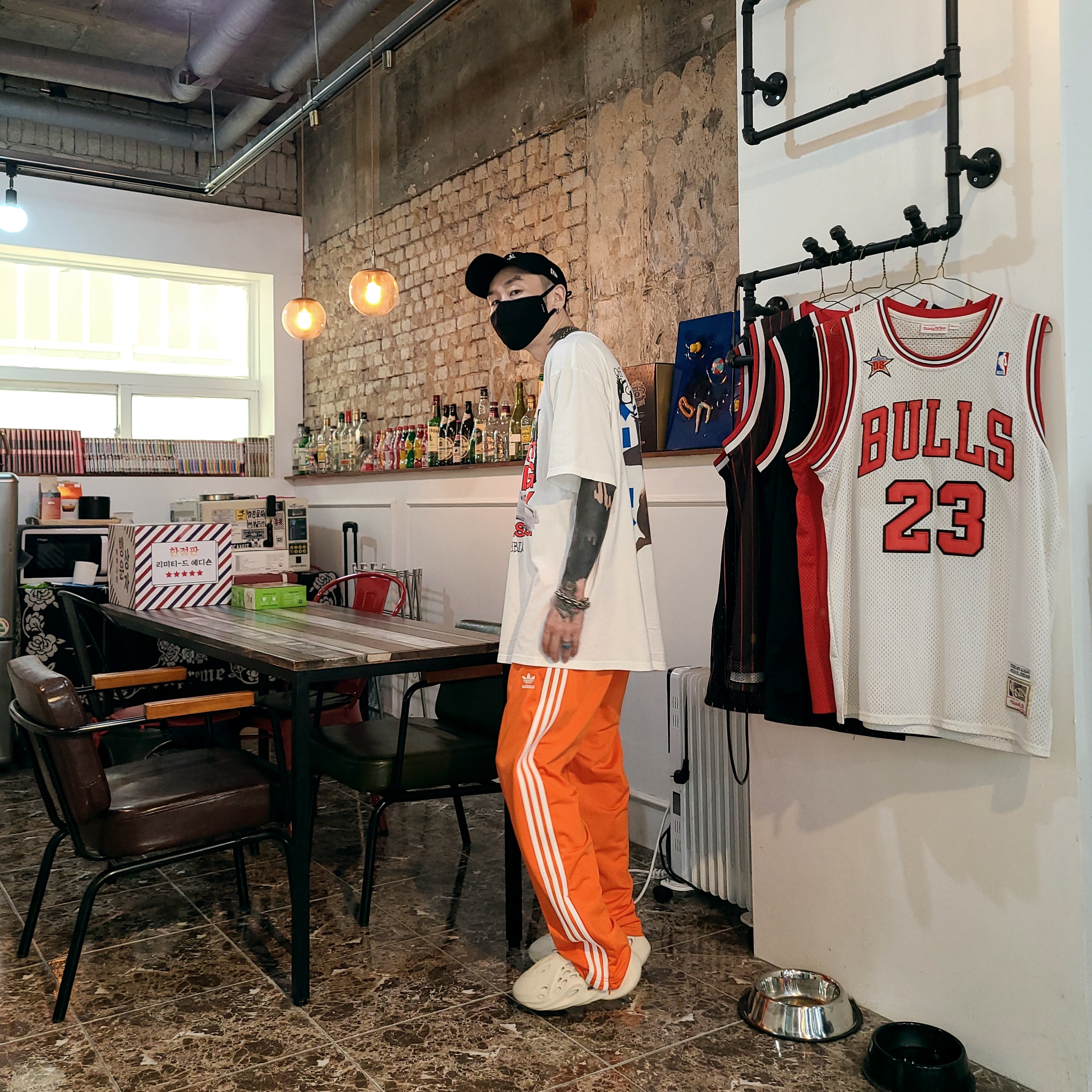 Stussy x Off-White 40 WT T-Shirt, Adidas Yeezy Foam RNNR Sand 착용 스타일 - 2