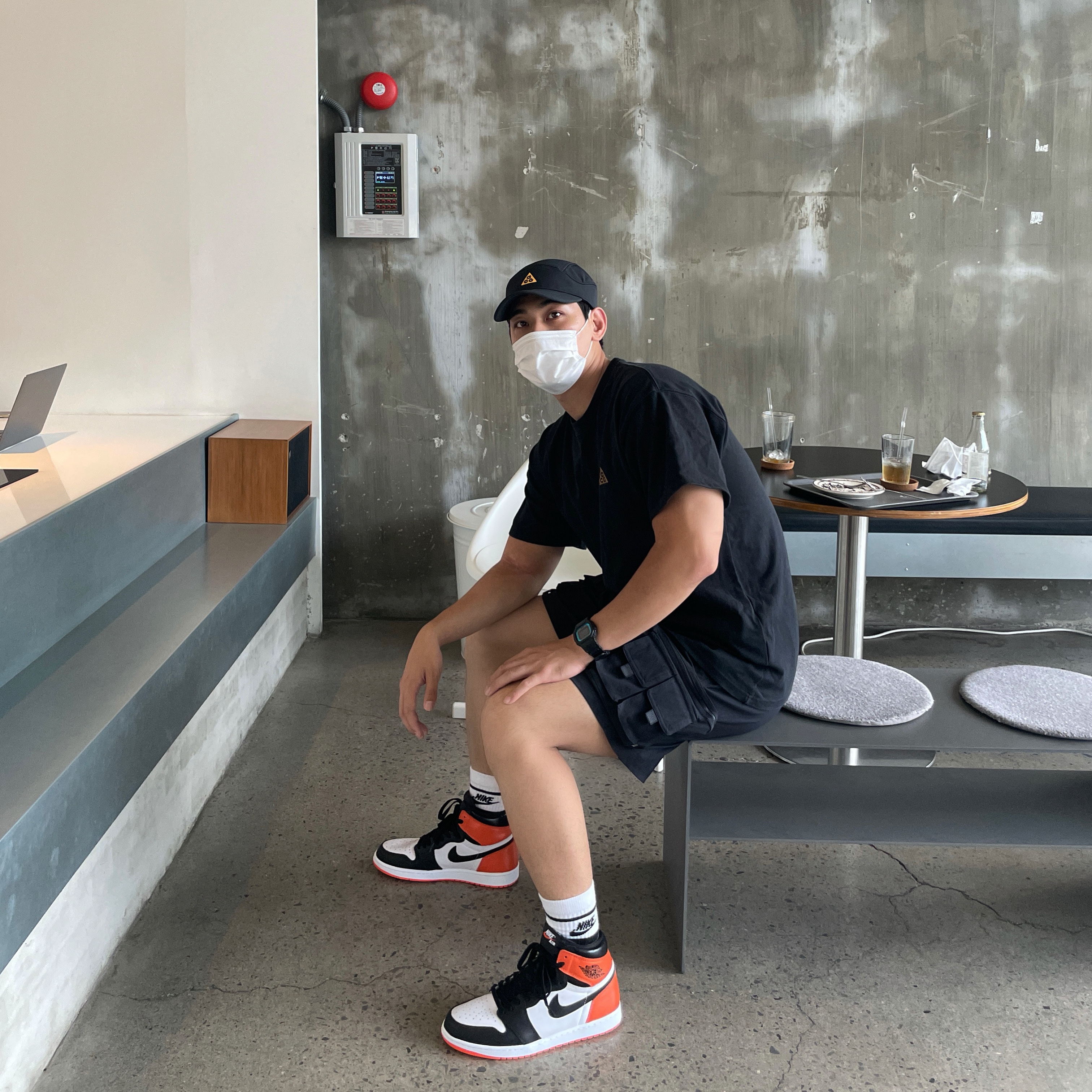 Nike ACG Cargo Shorts Black - Asia, Nike ACG Logo T-Shirt Black Golden Beige - Asia 착용 스타일 - 1