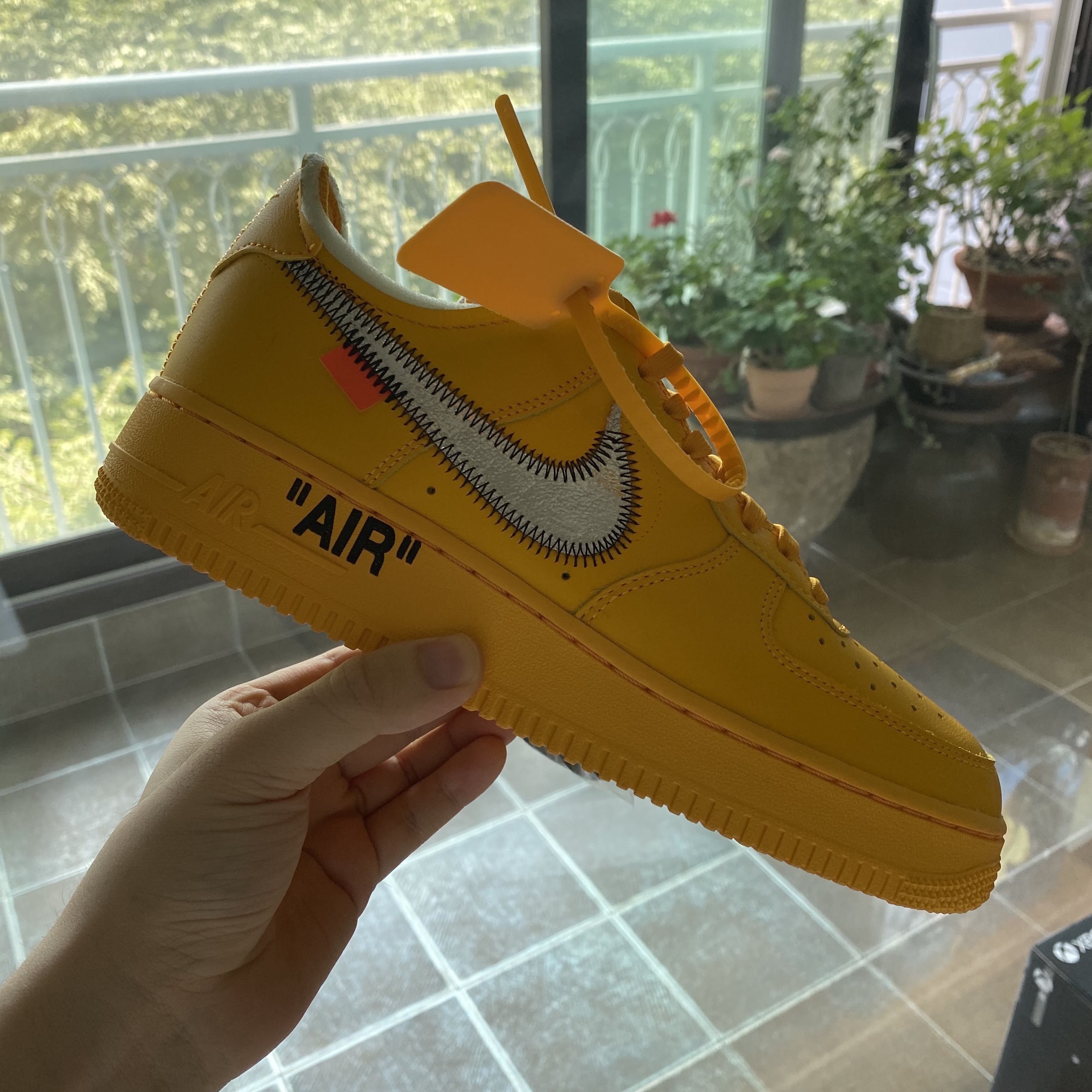 Nike x Off-White Air Force 1 '07 University Gold 착용 스타일