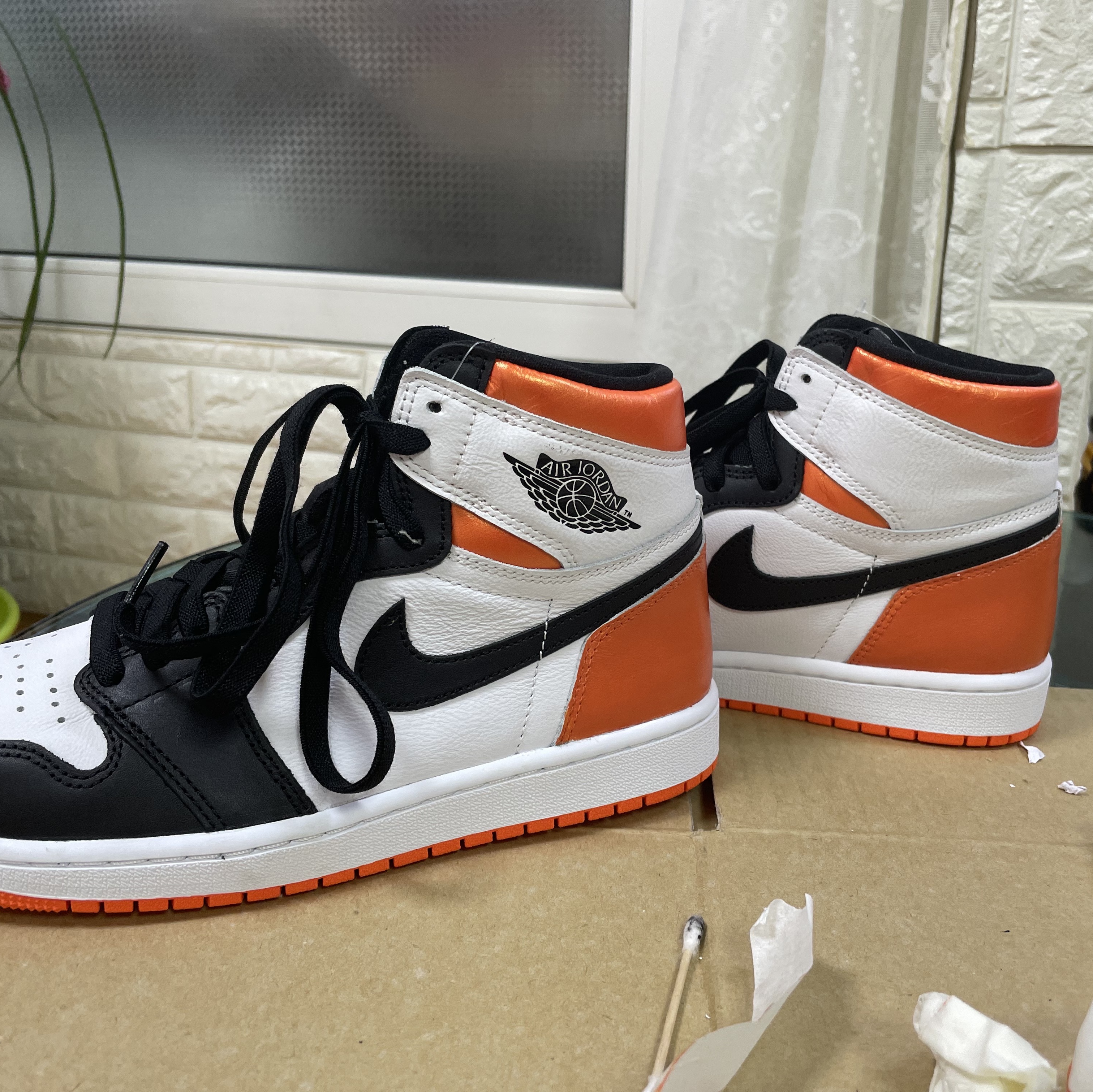 Jordan 1 Retro High OG Electro Orange 착용 스타일