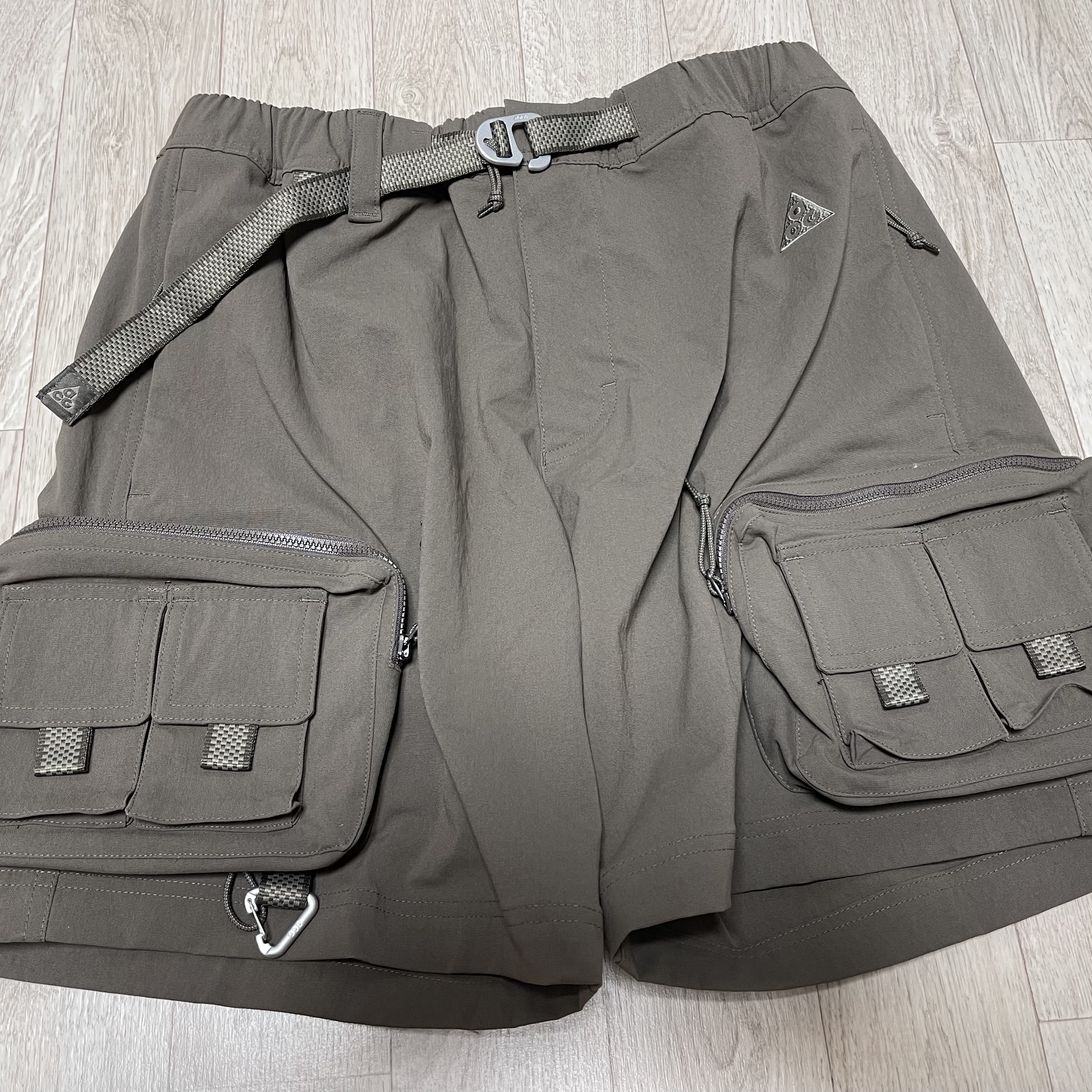 Nike ACG Cargo Shorts Ironstone - Asia 착용 스타일