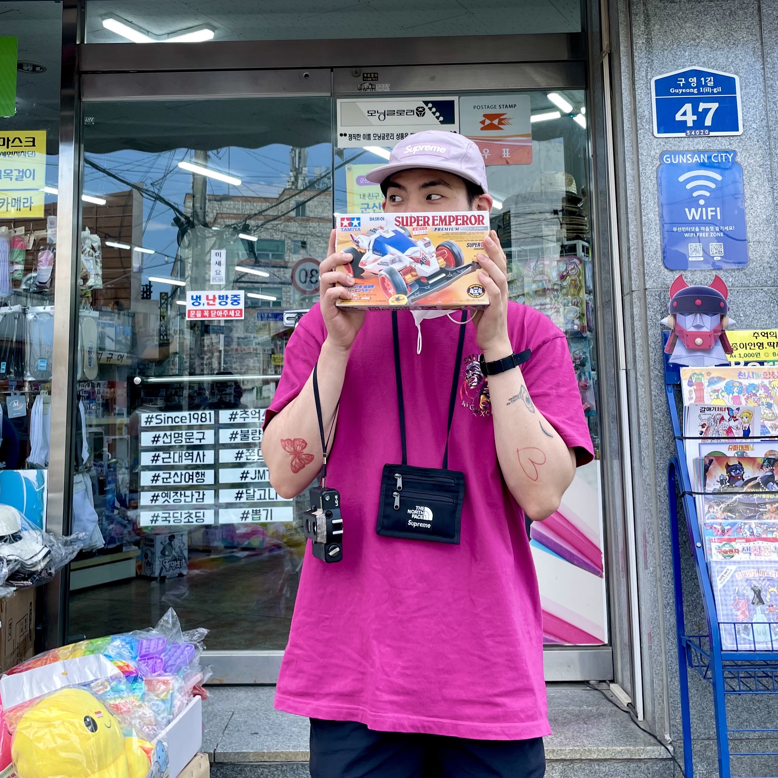 Supreme Laugh Now T-Shirt Magenta - 20SS 착용 스타일