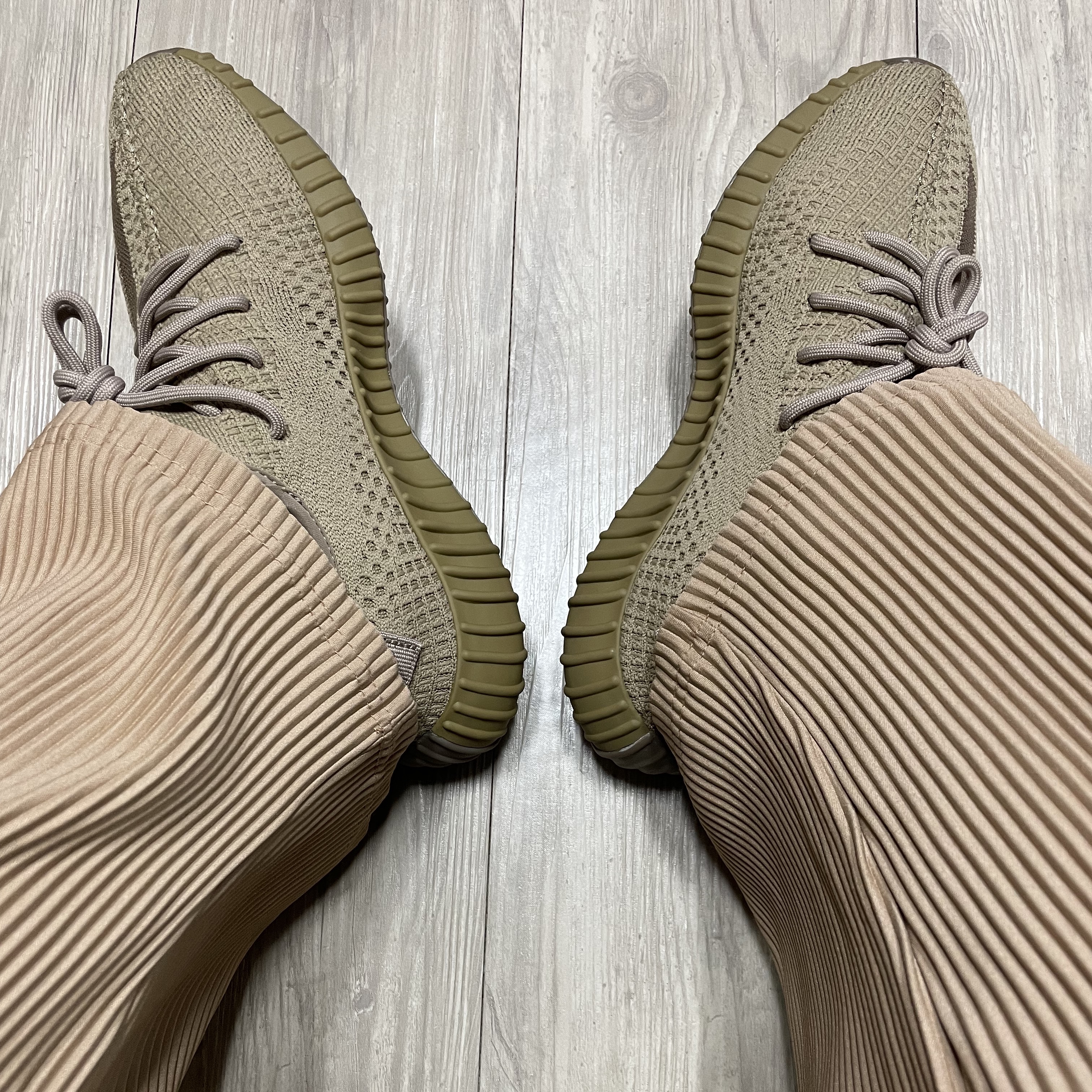 Adidas Yeezy Boost 350 V2 Earth 착용 스타일 - 3