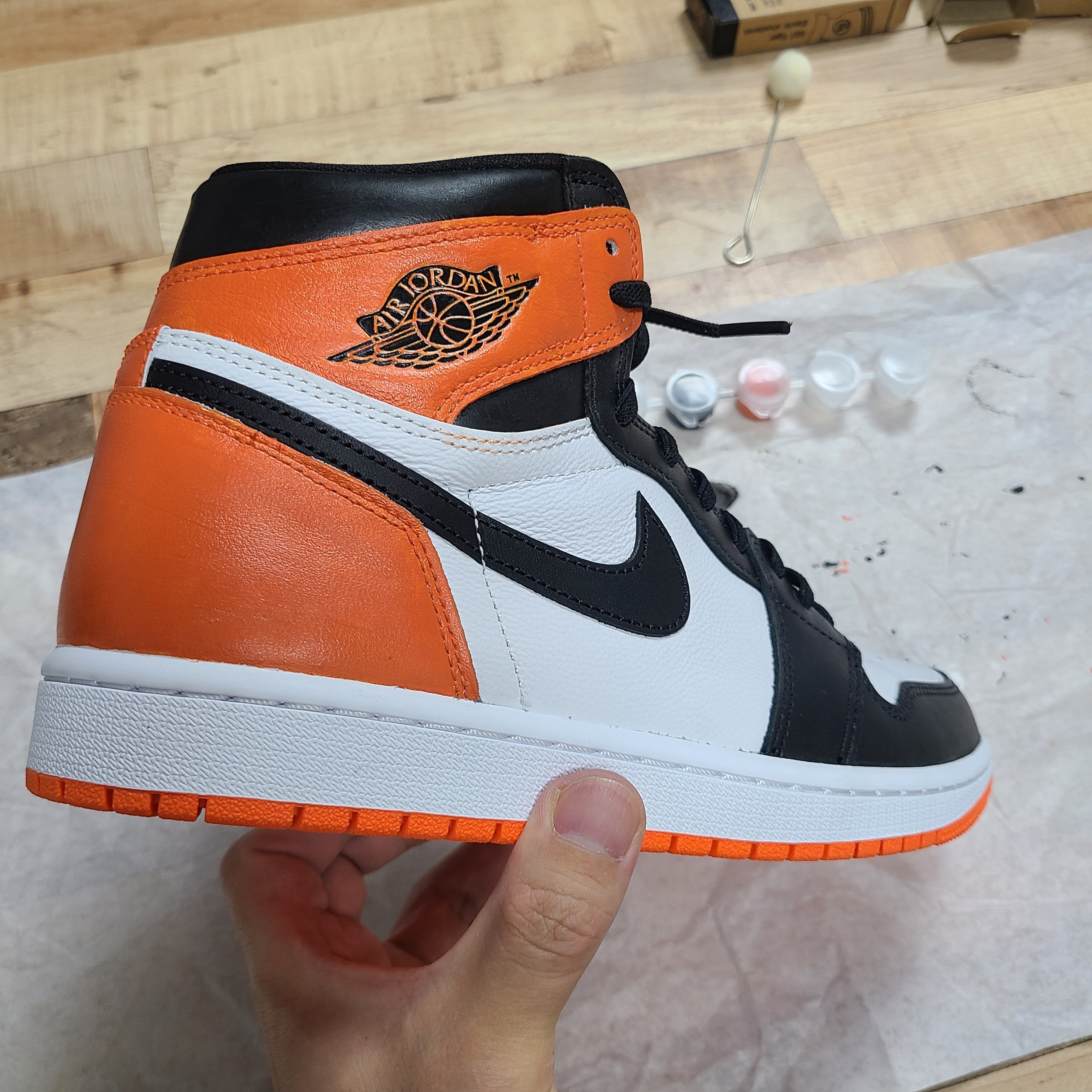 Jordan 1 Retro High OG Electro Orange 착용 스타일 - 2