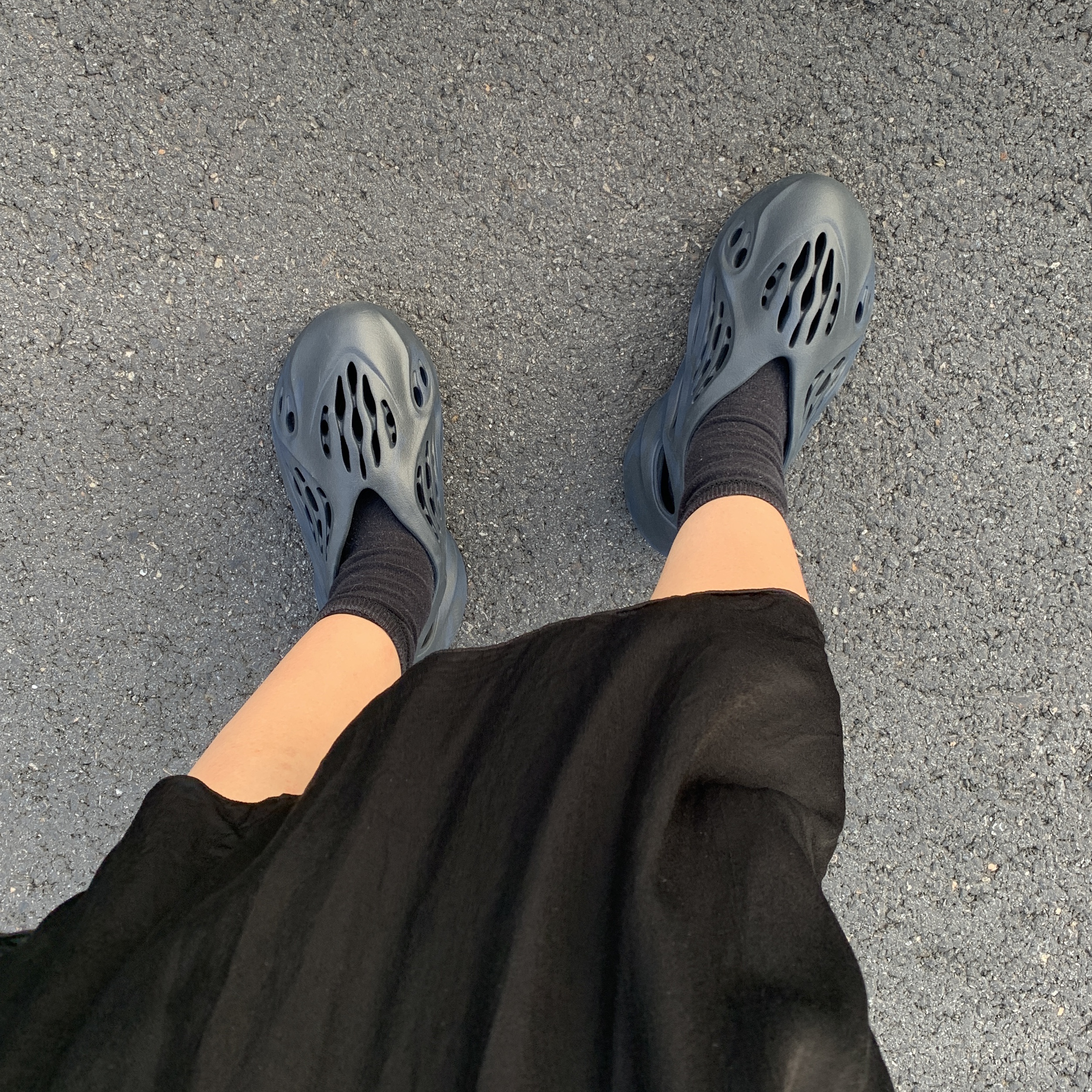 Adidas Yeezy Foam RNNR Mineral Blue 착용 스타일